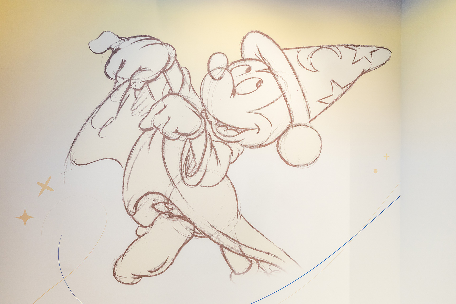 店内には、ディズニーキャラクターのアートが多数描かれている