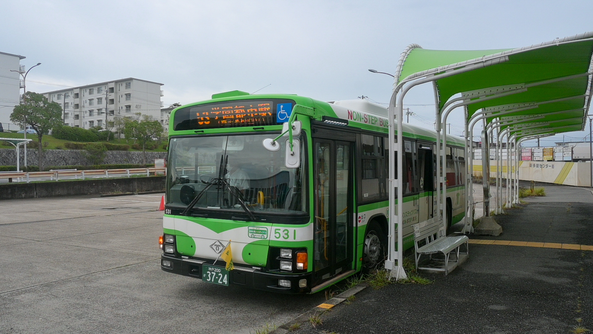 舞子高校前バス停に停車する神戸市バス