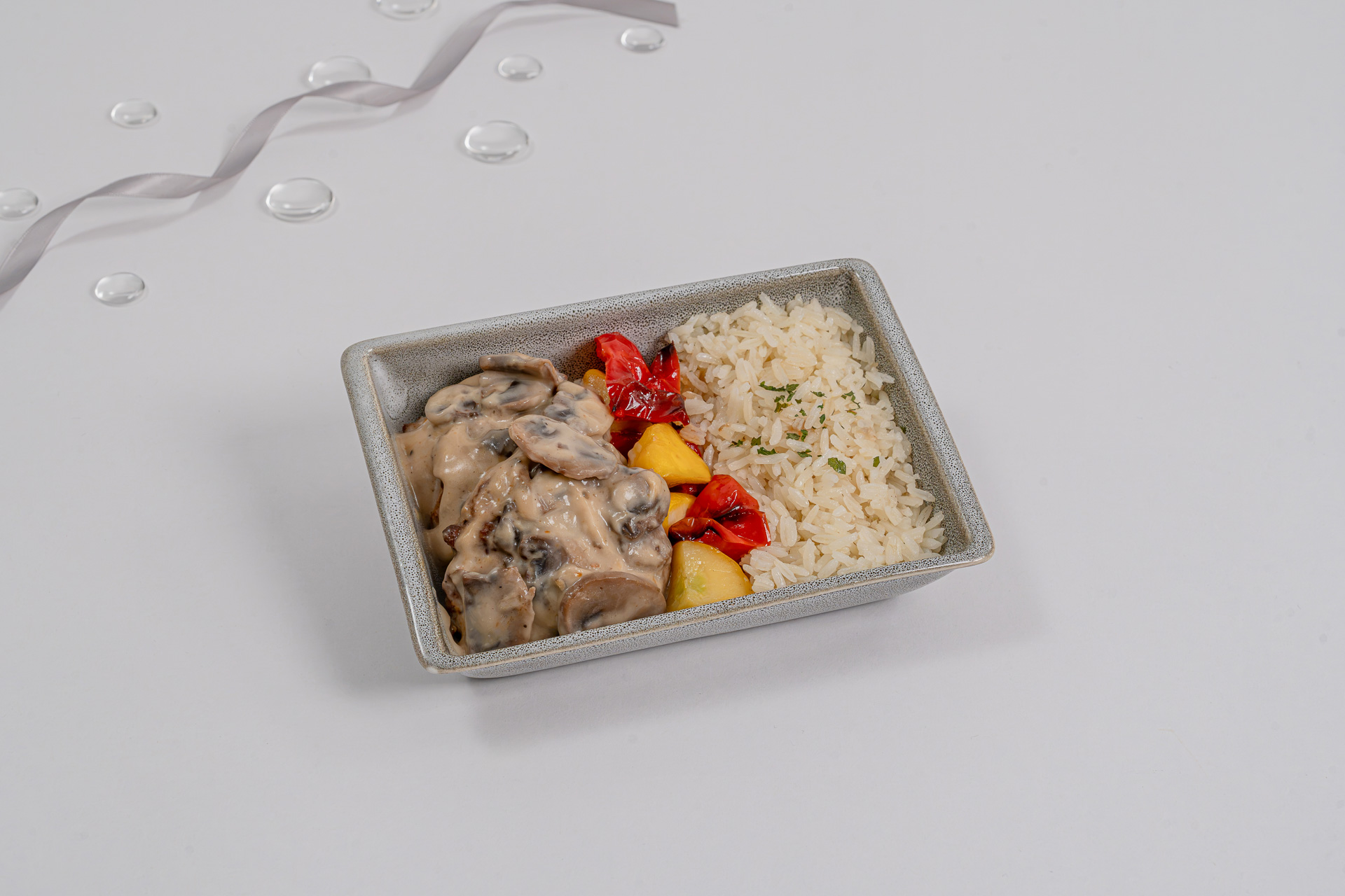 チキンストロガノフ 香り高いピラフライスとロースト野菜添え