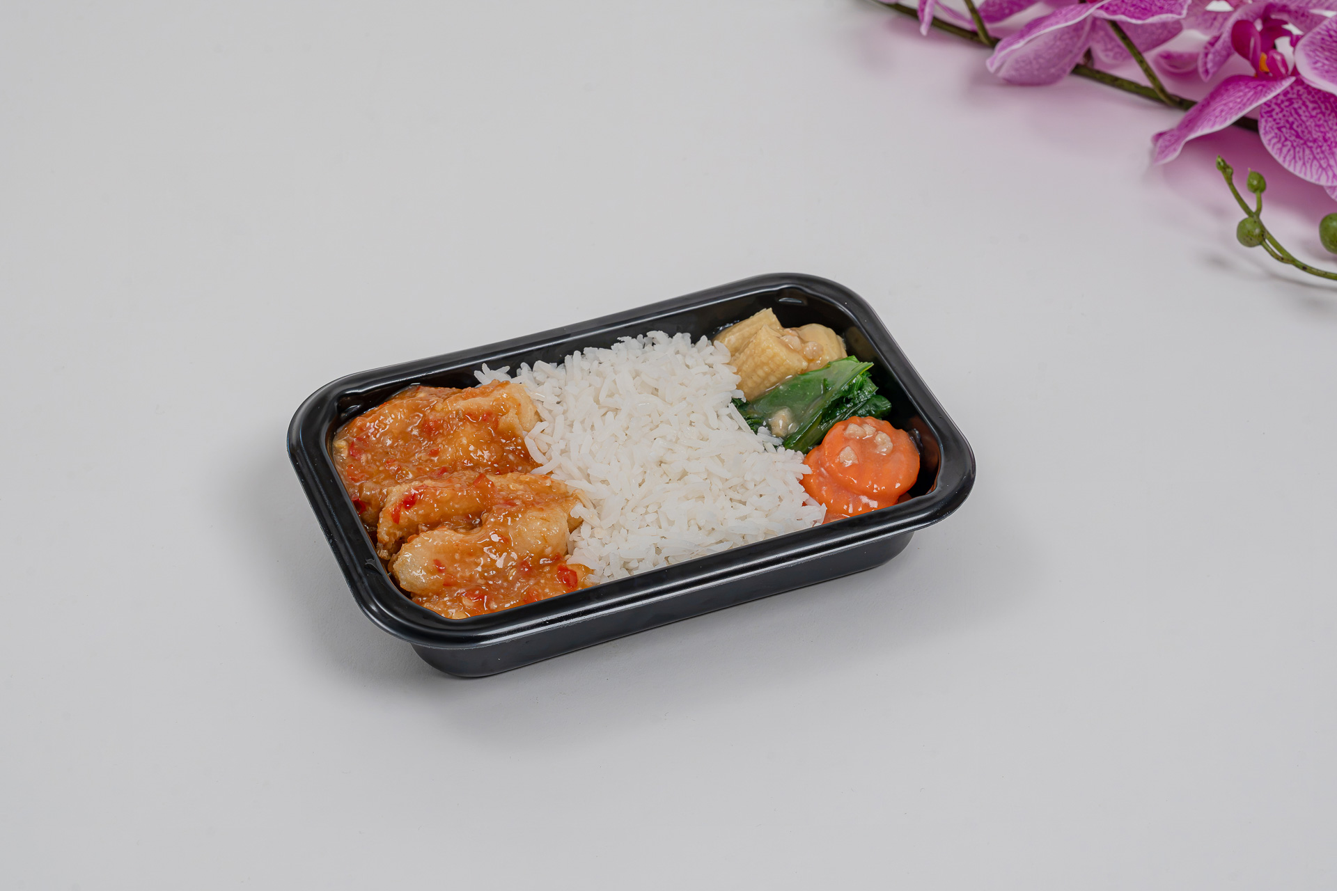 白身魚のオリエンタルスタイル 黄豆ソース アジアングリーンとご飯添え