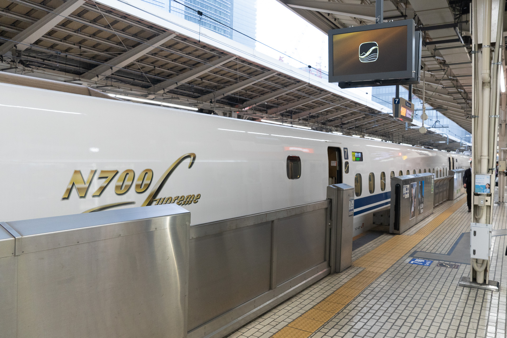 スプリームクラスの乗車位置はホーム上のディスプレイでも案内している