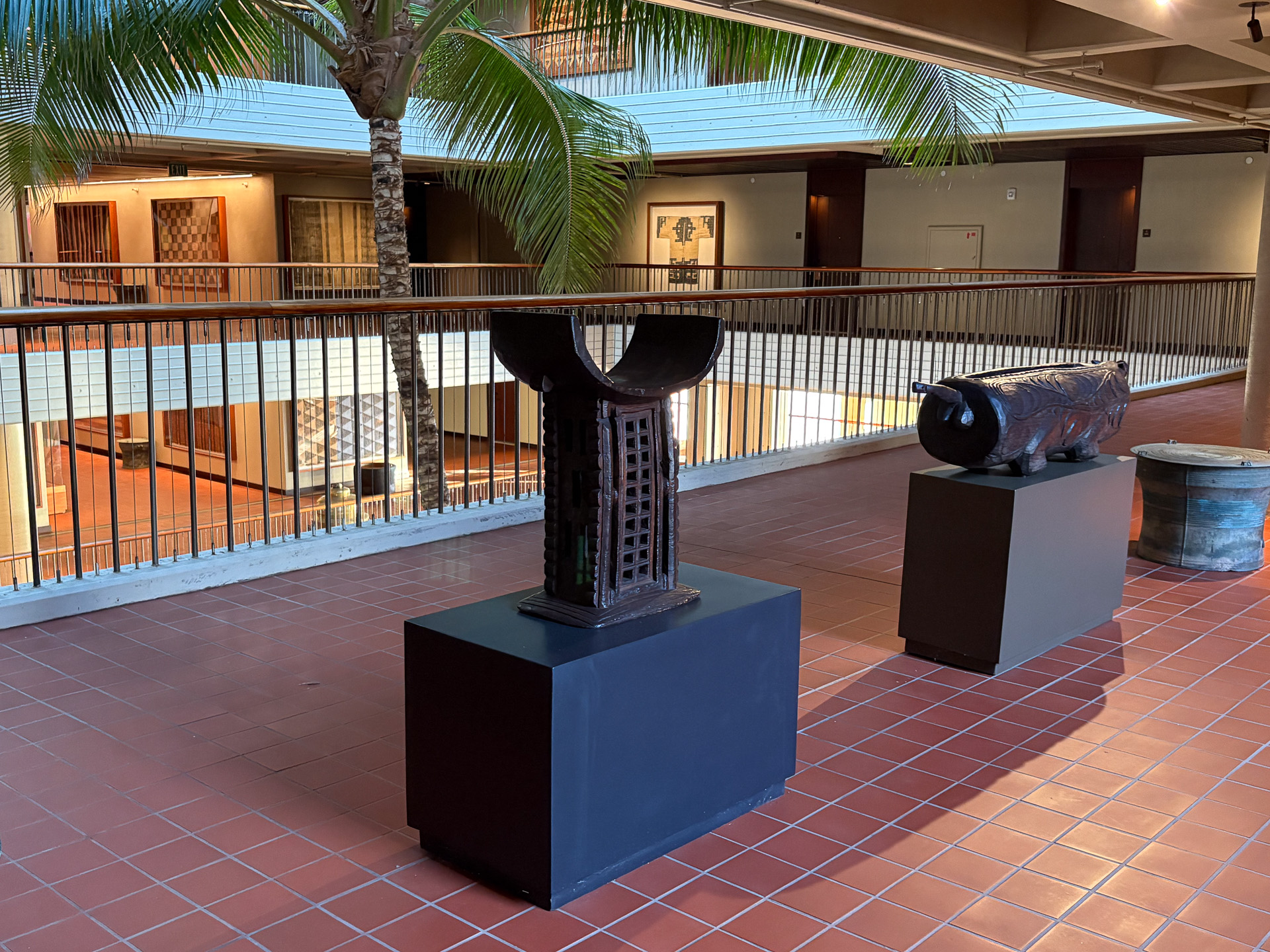 館内のいたるところに、ハワイやポリネシア、太平洋、アジアのアートが置かれている