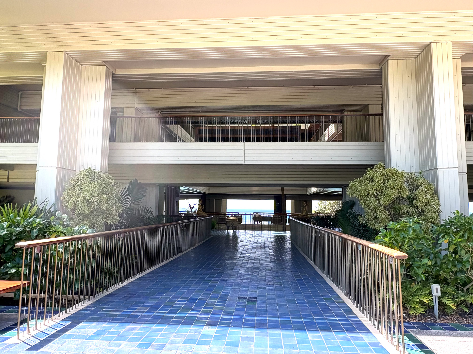 低層の落ち着いた建物で、シンプルな入り口の向こうには海が見え、風が通る造りになっている