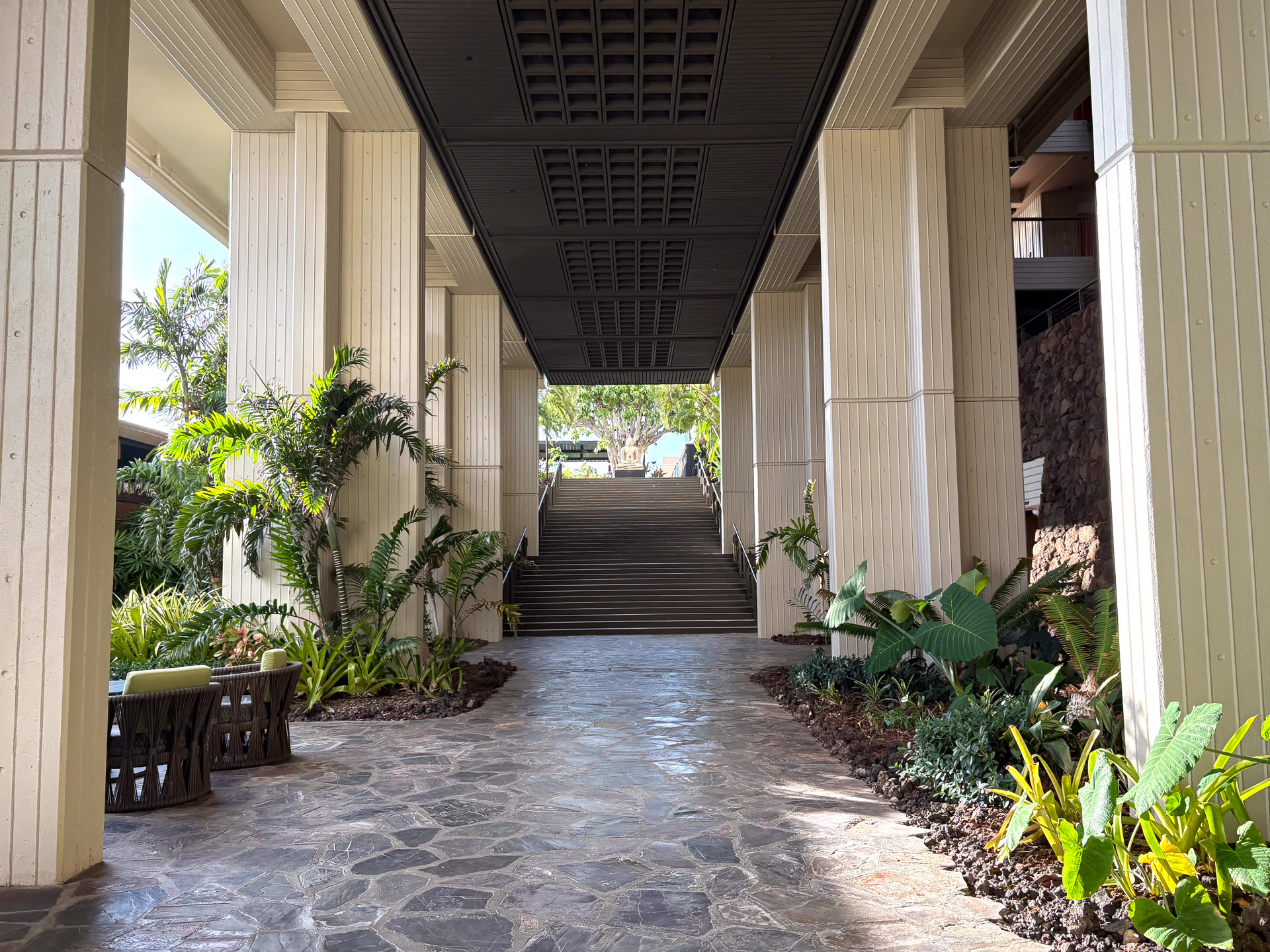 緑と風に包まれた廊下。その先には大きな大仏が置かれていた