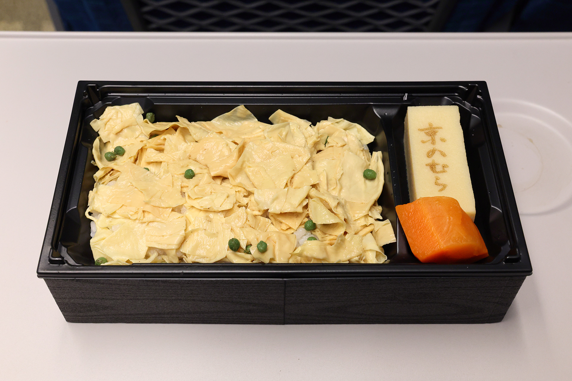 ご飯の上に湯葉が乗っているシンプルな見た目