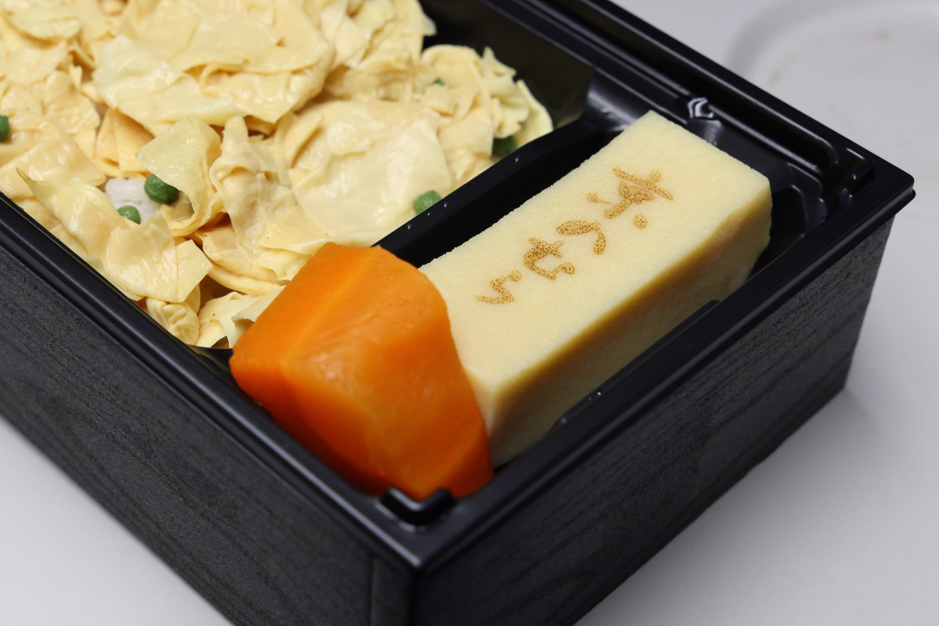 お出汁でひたひたの高野豆腐と上品な味付けの人参煮