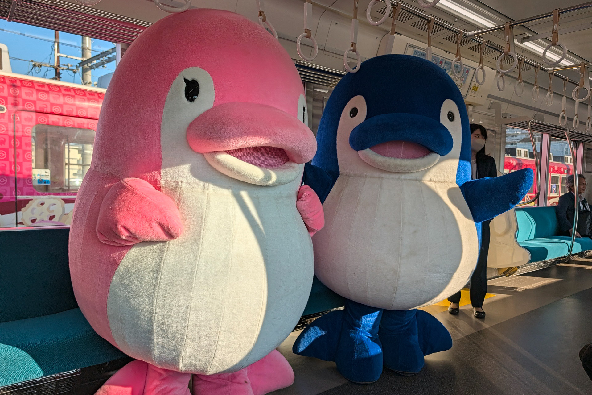 出発式には、ことでんマスコットキャラクラーのことちゃん、ことみちゃんも参加