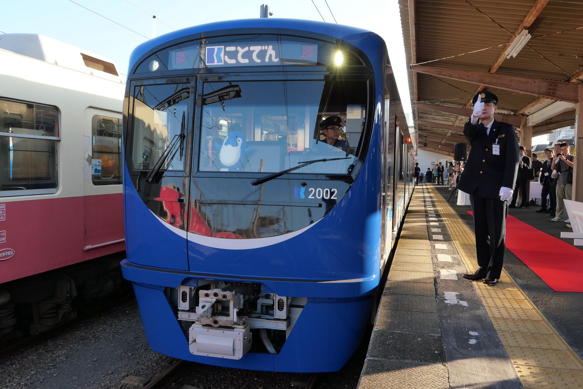 参列した来賓などを乗せ、2000形が出発