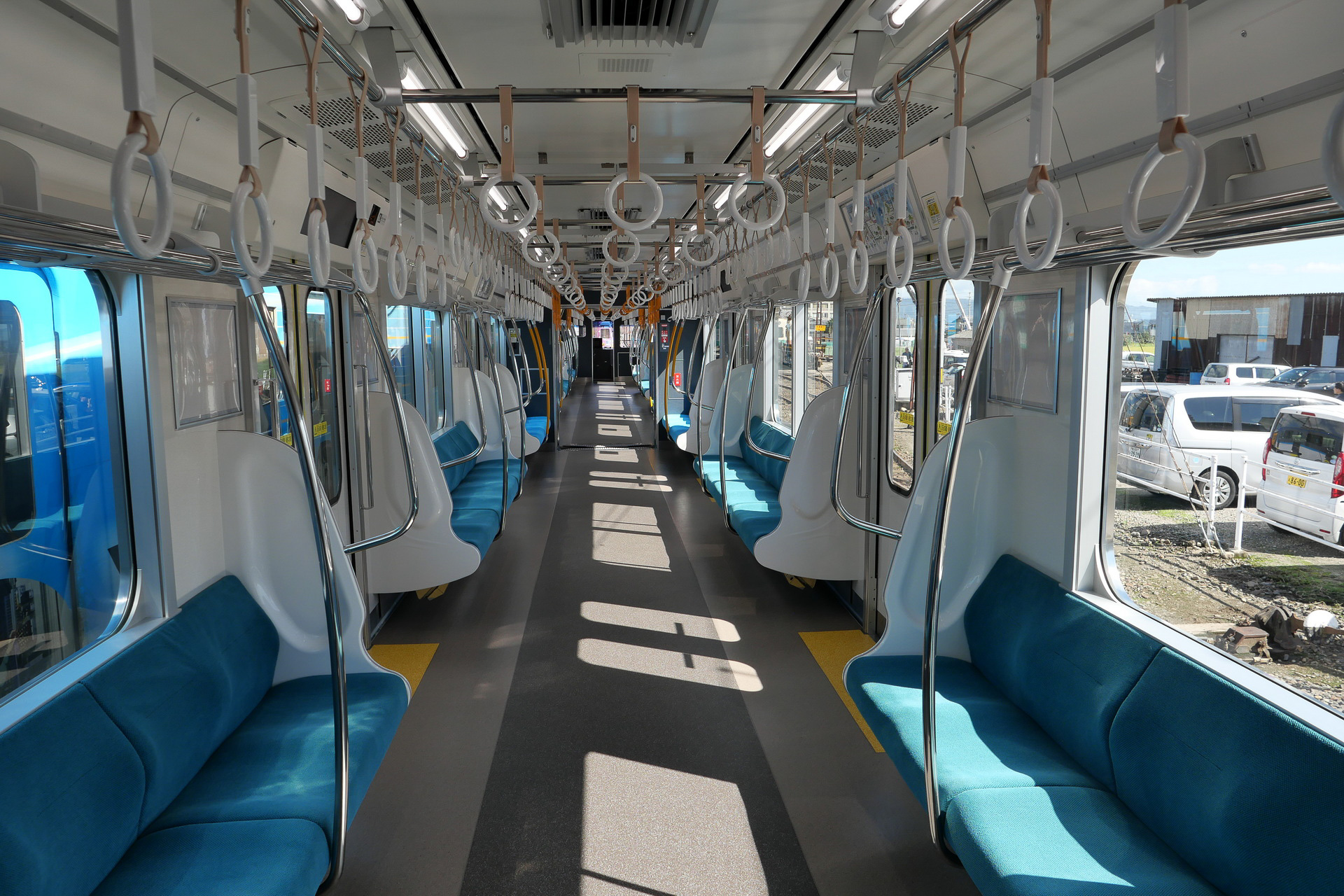 2000形の車内