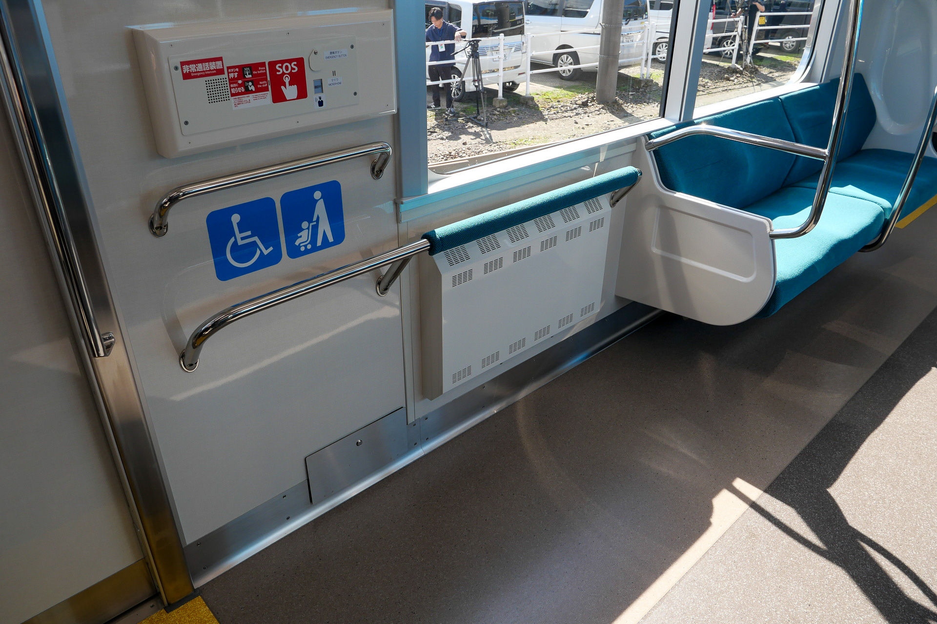 車椅子スペースを兼ねるフリースペースには、クッションや2段式手すり、専用暖房機などを配置