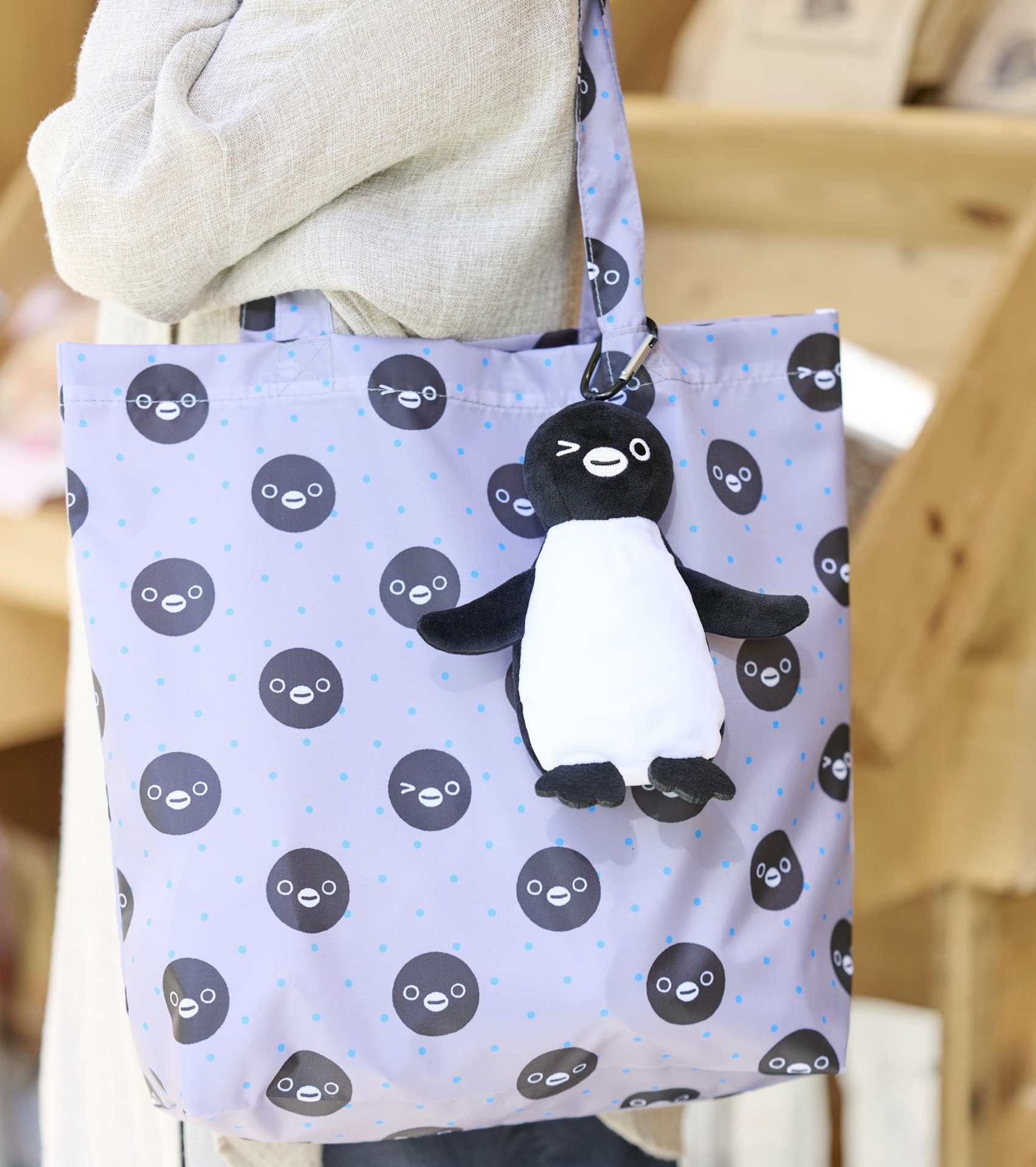 ぬいぐるみポーチに折りたたんで収納できるエコバッグがセットに！
