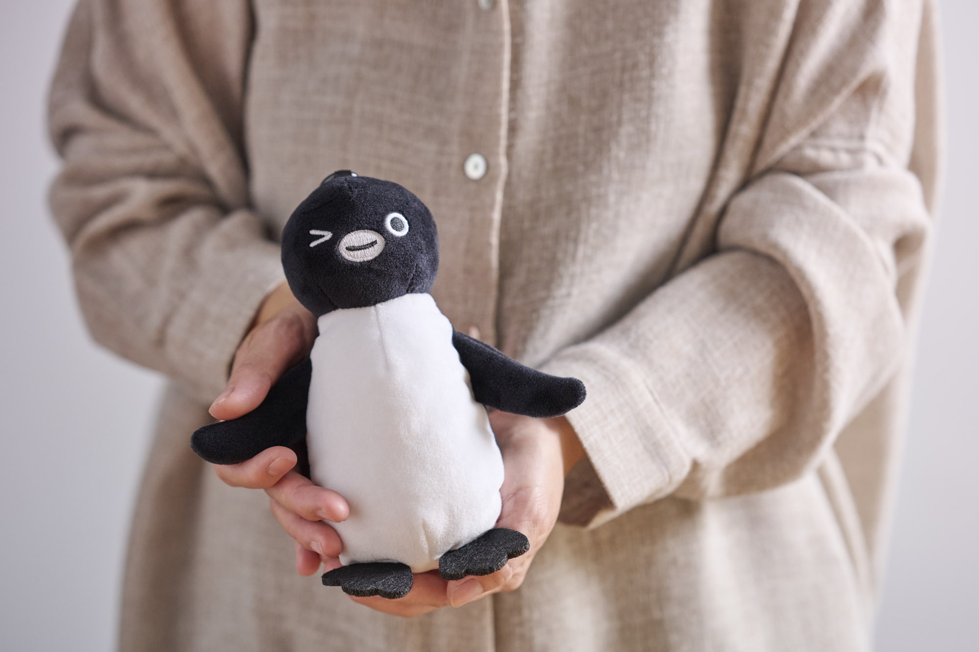 ぬいぐるみポーチの背丈は約18cm。手のひらより少し大きめ
