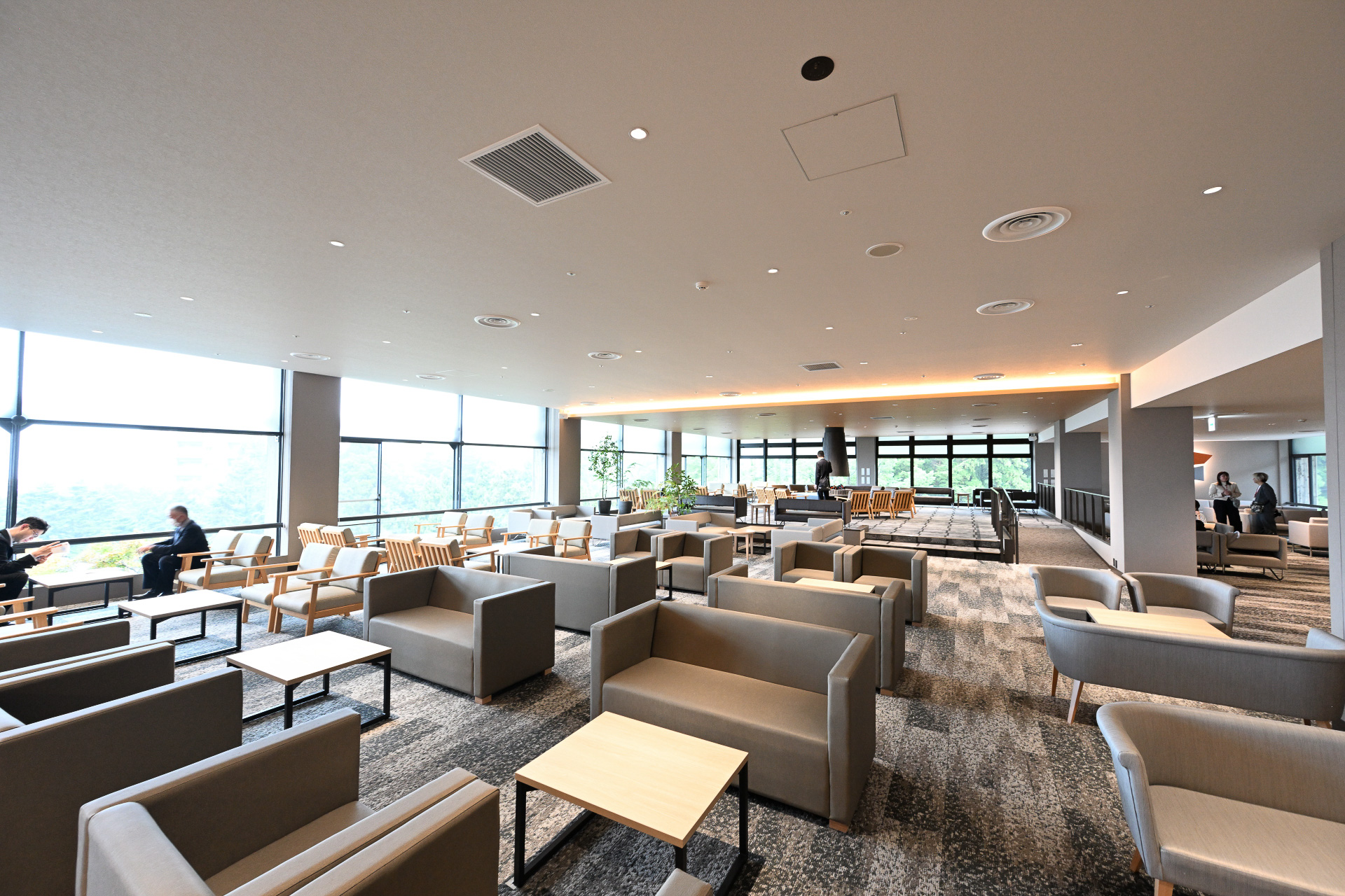宿泊者限定のプレミアムラウンジ。晴れた日には大阪平野を一望でき、無料でソフトドリンクやアルコールなどの提供を行なう