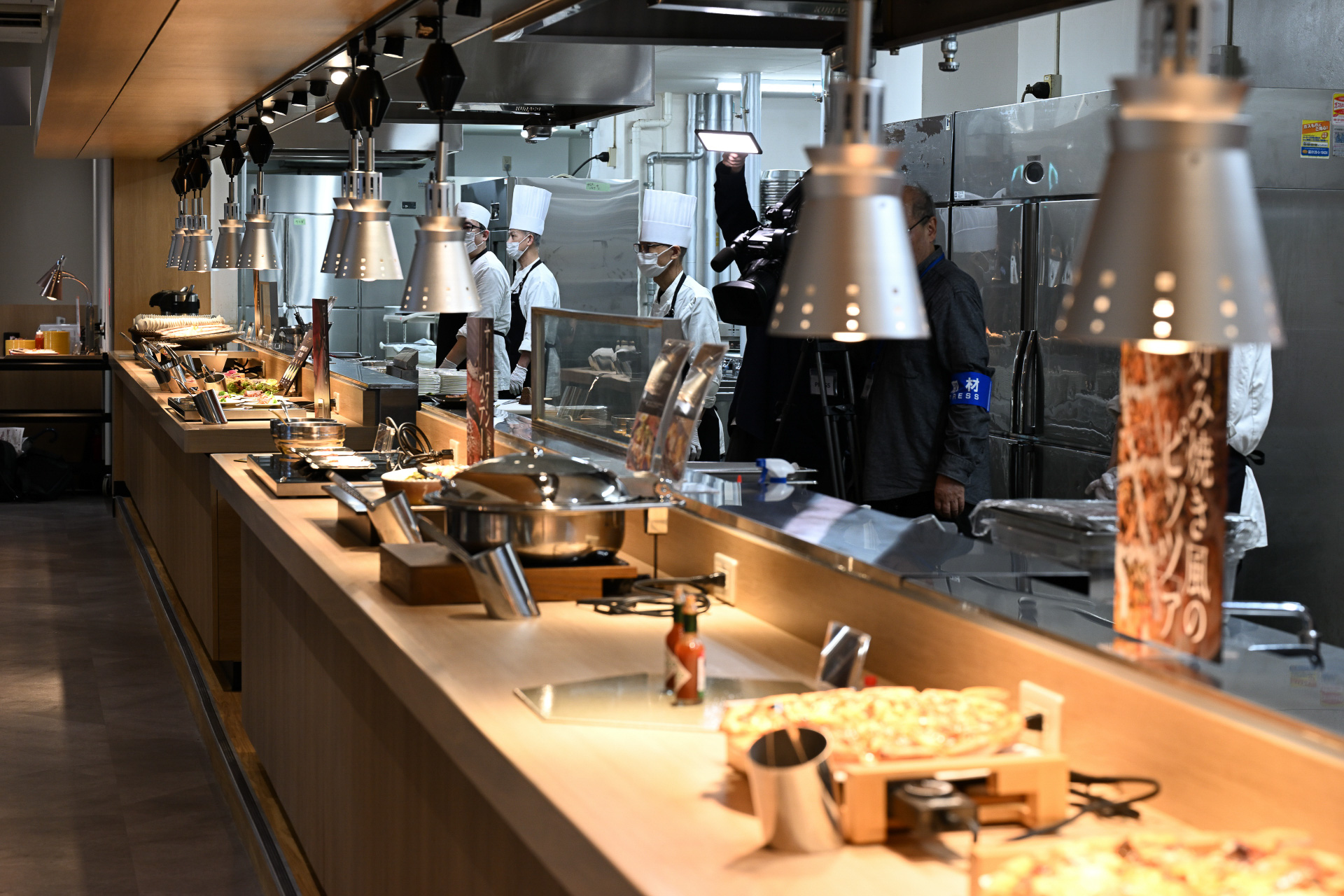 レストラン「Grand Dining」はオープンキッチンを採用。目の前で料理人が調理したできたての料理を提供するほか、ビュッフェ形式で大阪にちなんだ食が数多く並ぶ