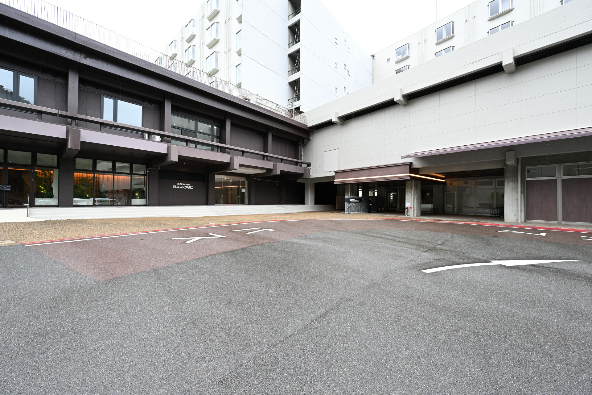 自家用車利用では、阪急箕面駅前付近から住宅街をあがり、途中専用ゲートをくぐれば施設前に到着。駐車場も約400台分用意している。箕面スパーガーデンの日帰り利用では6時間まで駐車料金が無料に