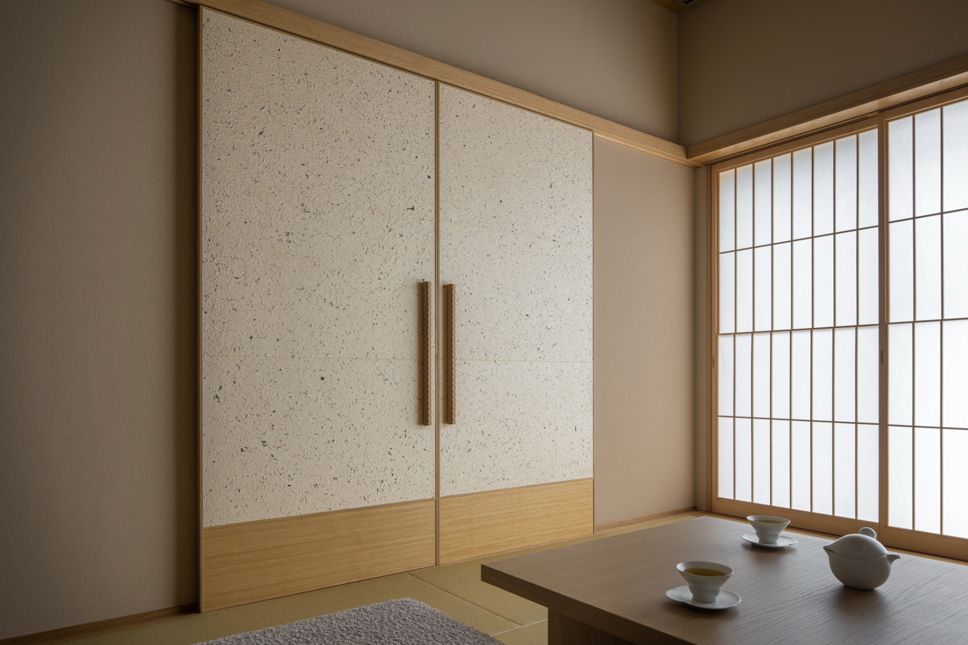 室内には茶葉を漉き込んだオリジナル建具