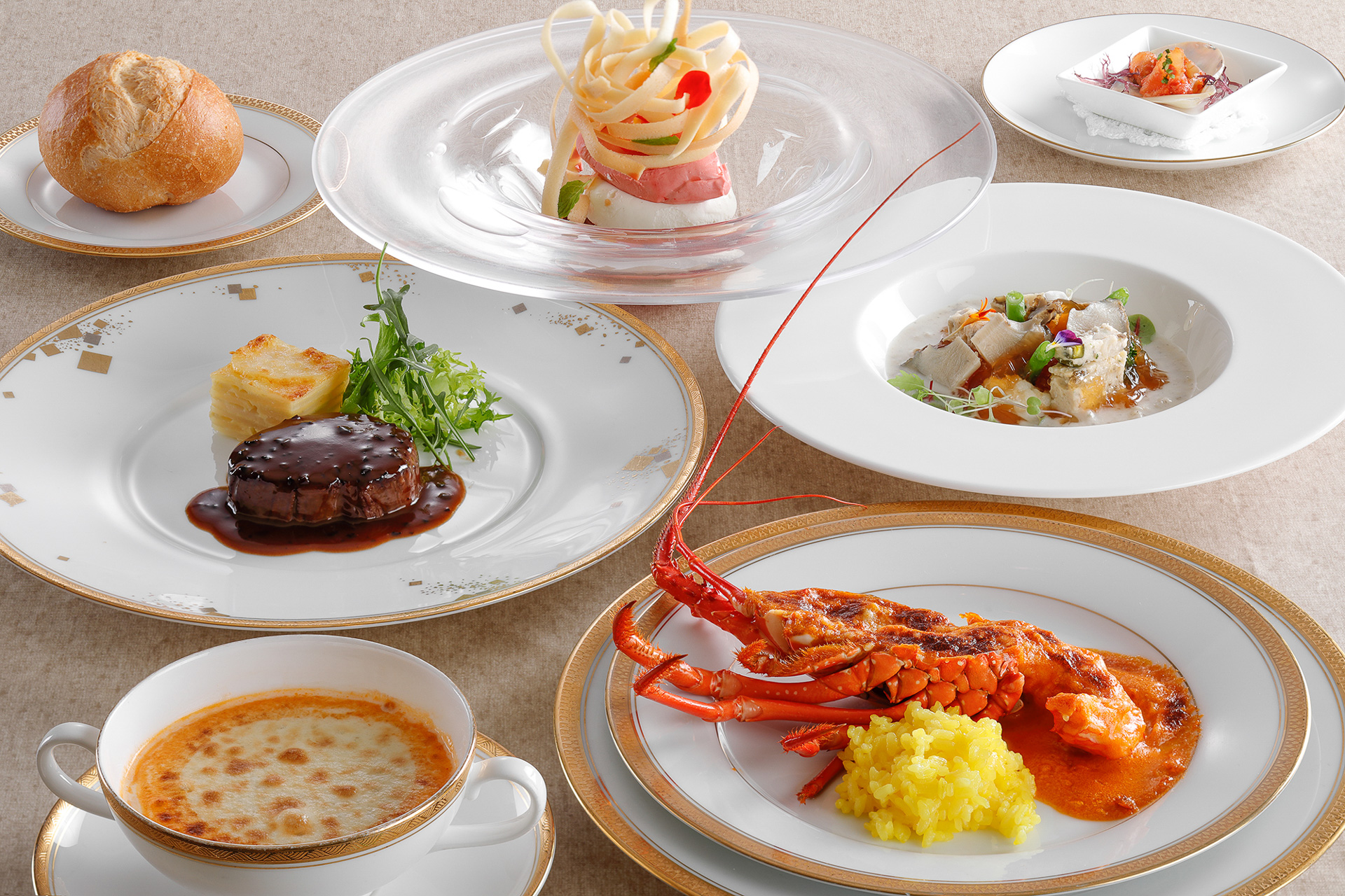 フレンチレストラン「ラ・メール」のランチ「海と大地の恵み」では、伊勢海老や黒毛和牛が楽しめる