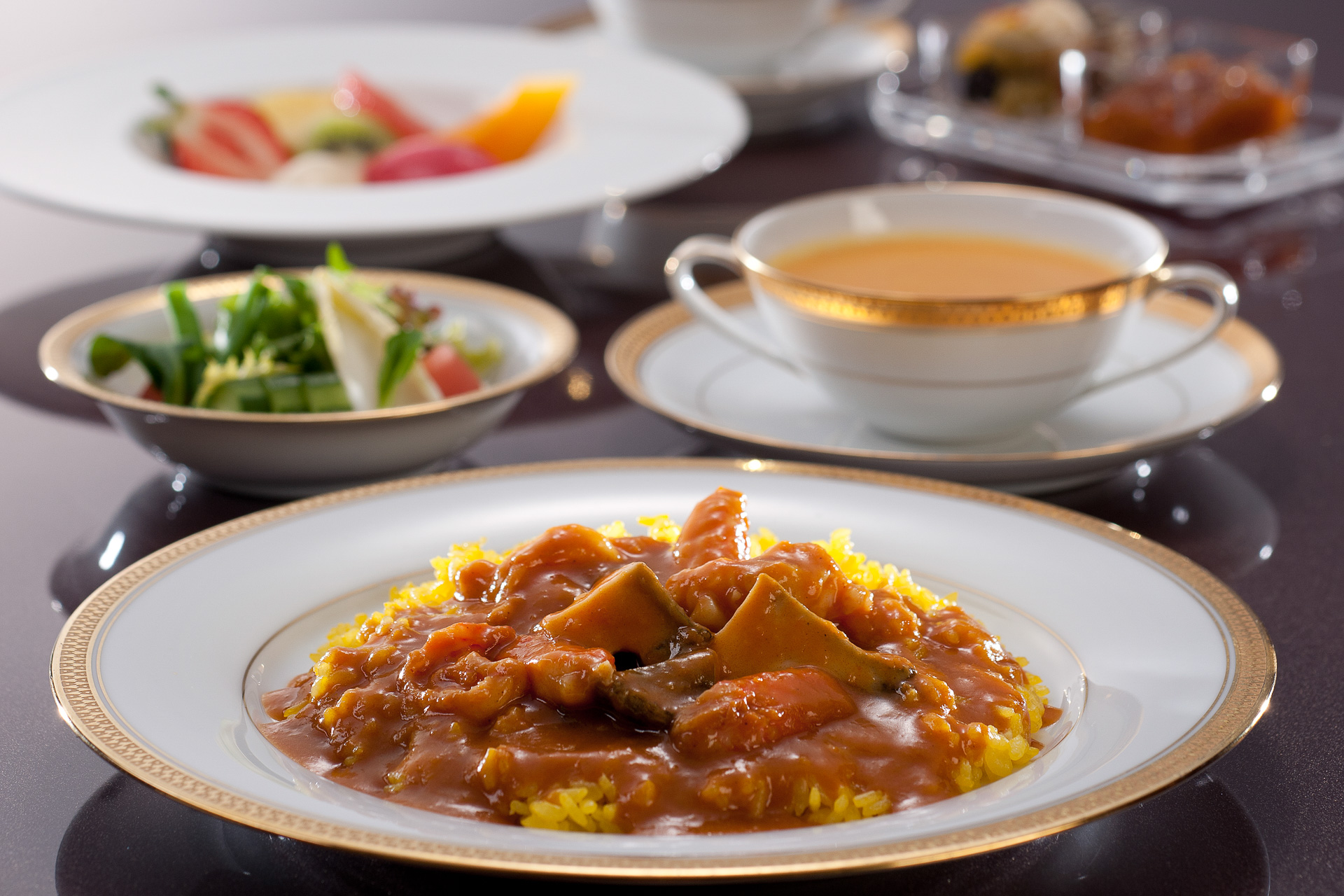 ホテル伝統の一品「海の幸カレー」にも注目だ