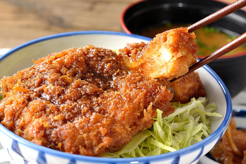 ソースカツ丼や焼きまんじゅうなど群馬を代表するご当地グルメが充実。「寒ブリと根菜の吟醸鍋」など秋冬限定メニューも食べ放題