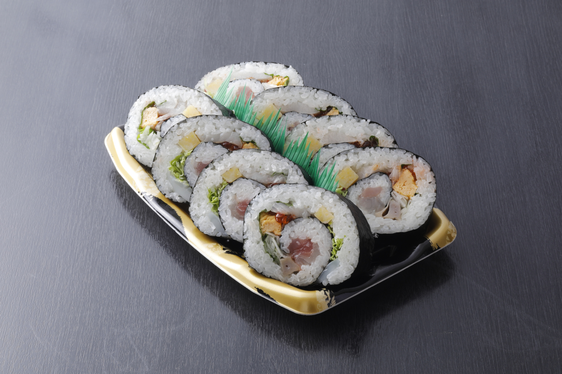 すだちぶり、タイ、イカなどの魚介や野菜を使った、うずの幸海鮮太巻き（大鳥居苑）