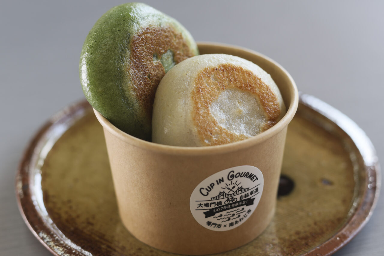 徳島産コシヒカリと粟で作るこしあん餅と、ヨモギの粒あん餅（門前一番街）