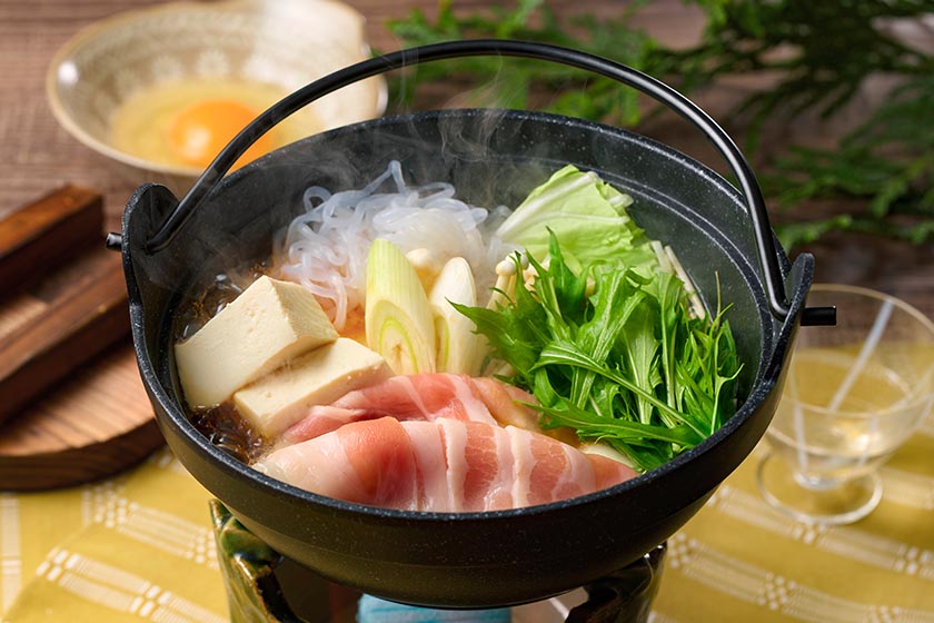 上州グルメの豚すき焼きは卓上コンロで熱々をいただく