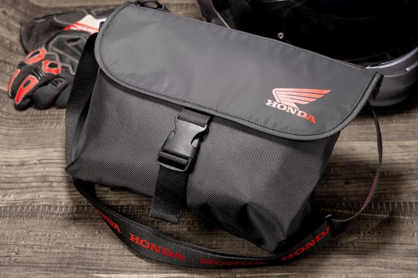 宝島社から「Honda ウイング MESSENGER BAG BOOK」発売