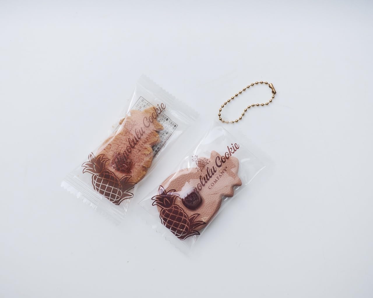 クッキーチャームは、赤いジャムがのった「グアバ」