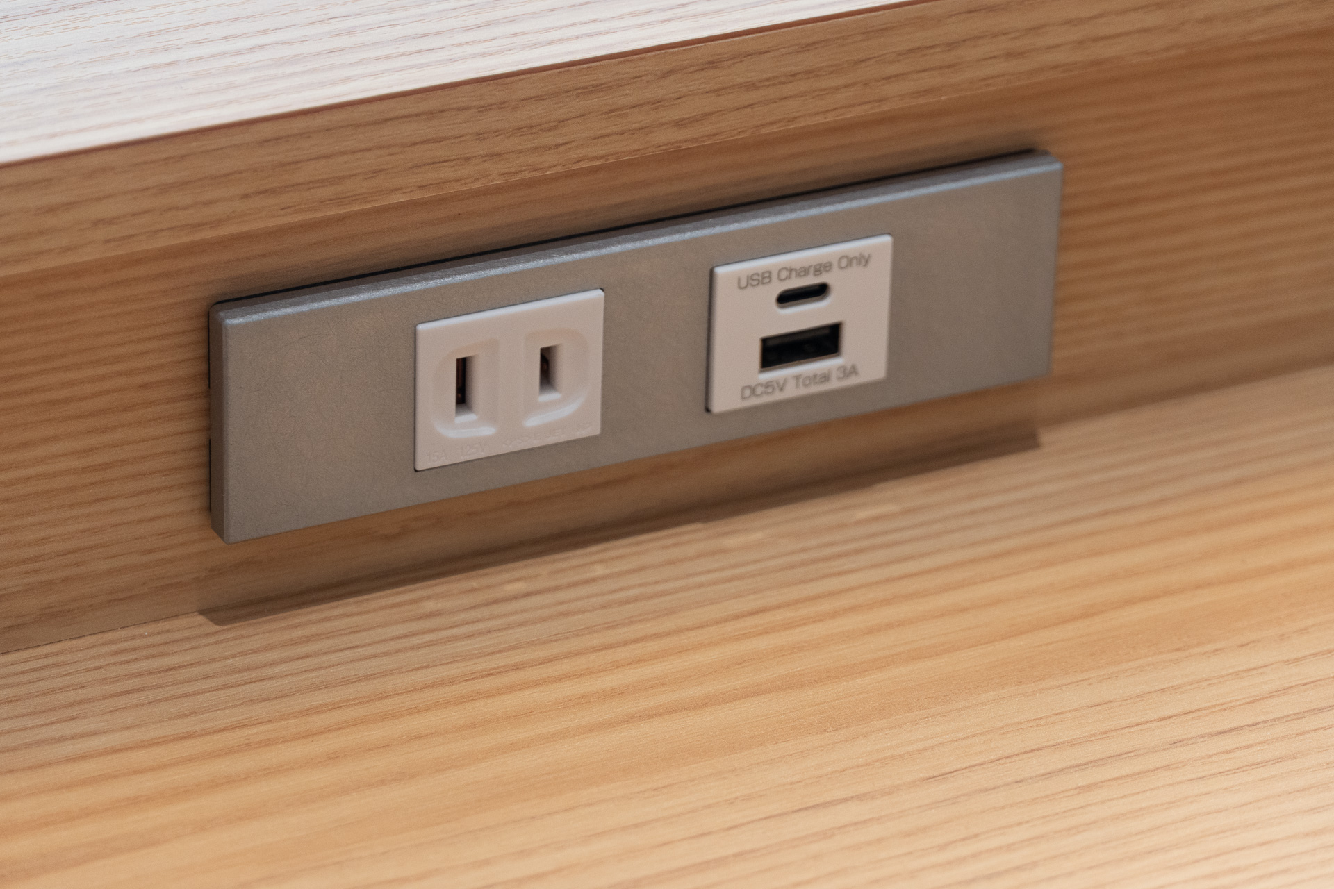 両ラウンジで至るところに設けているACコンセント＋USB Type-A/Cの充電設備