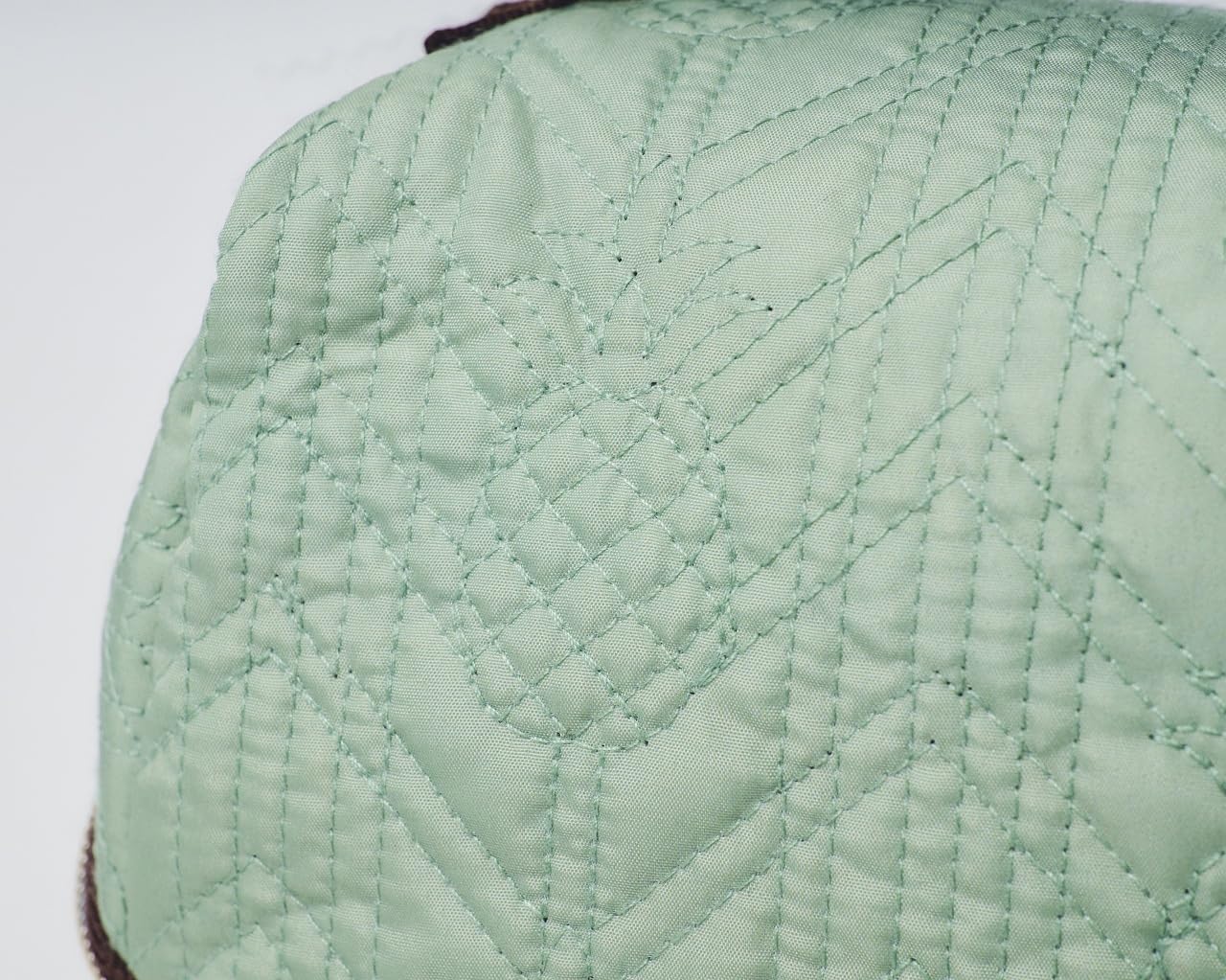中央にブランドロゴ刺繍