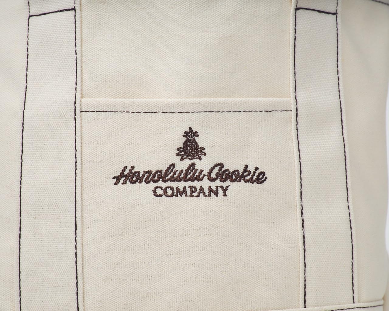 刺繍のロゴとキャンバス風素材がおしゃれな、オールシーズン使えるデザイン