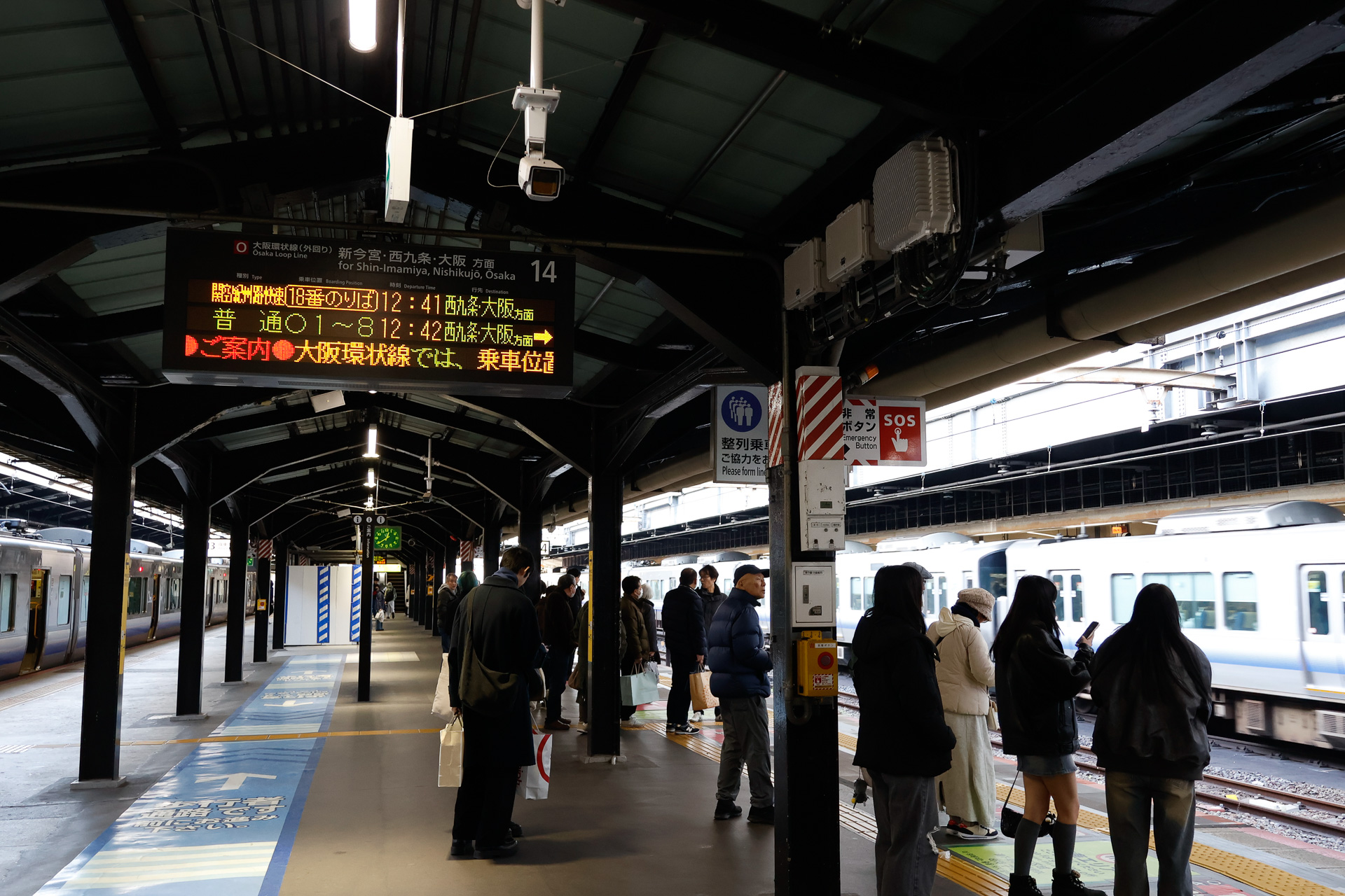 こちらは天王寺駅。発車標を見ると、やはり「○番のりば」となっている