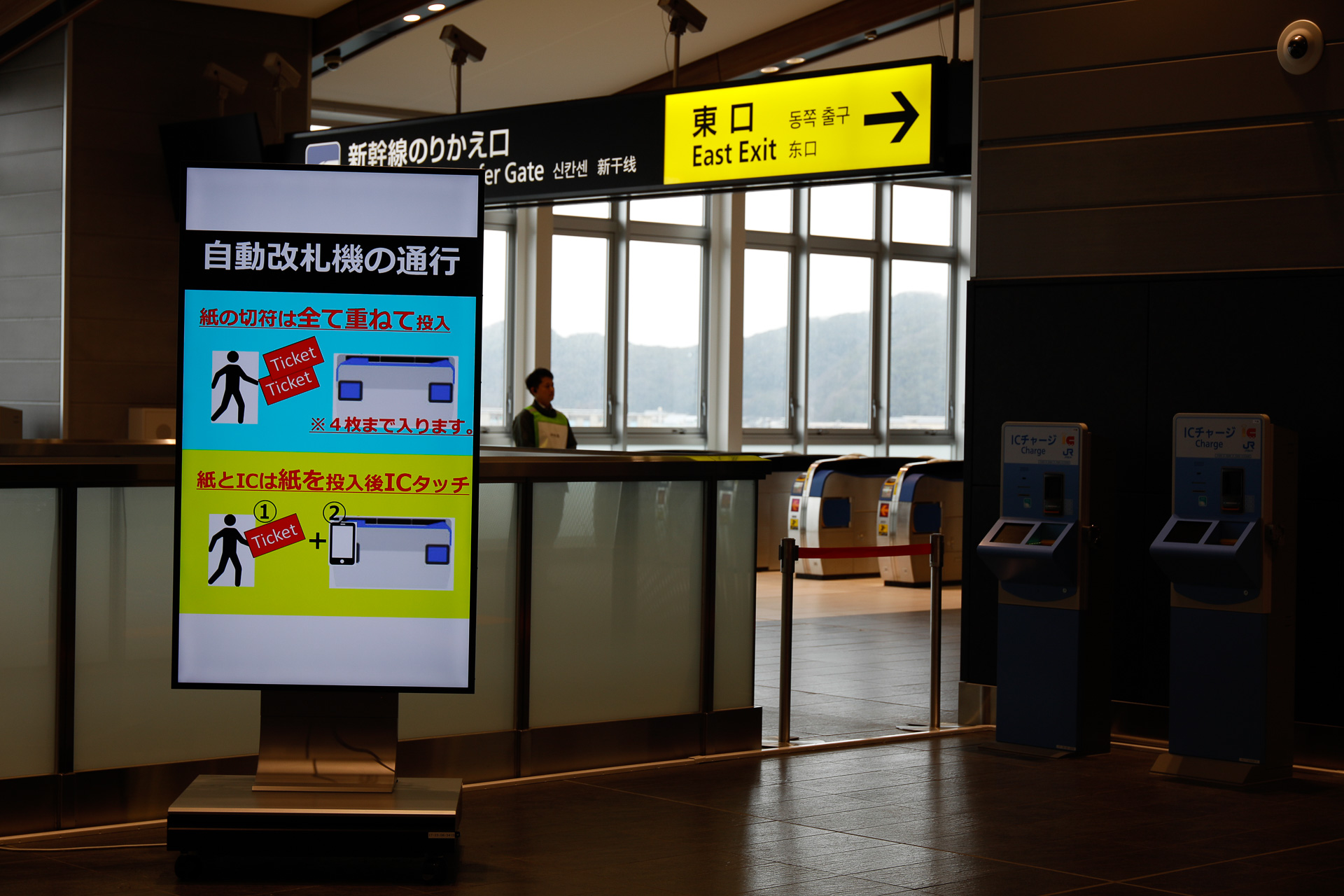 敦賀駅で。ラチ外に複数の出口がある場合、それぞれ「○○口」と呼ぶのが一般的