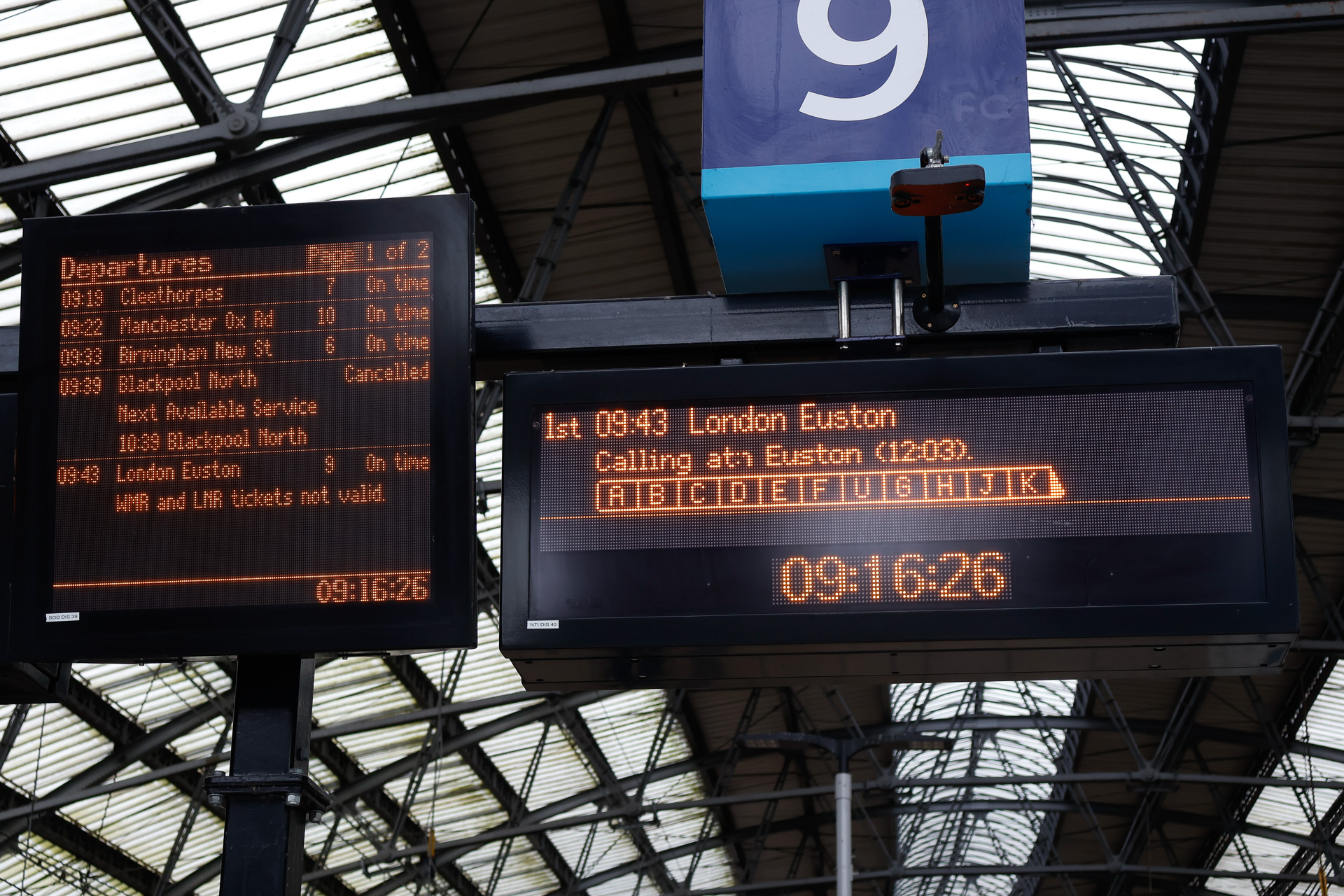 リバプール・ライム・ストリート駅で。号車番号がアルファベットになっている様子が分かる。ちなみに、停車駅を「Calling at:～」と書くのは英国流