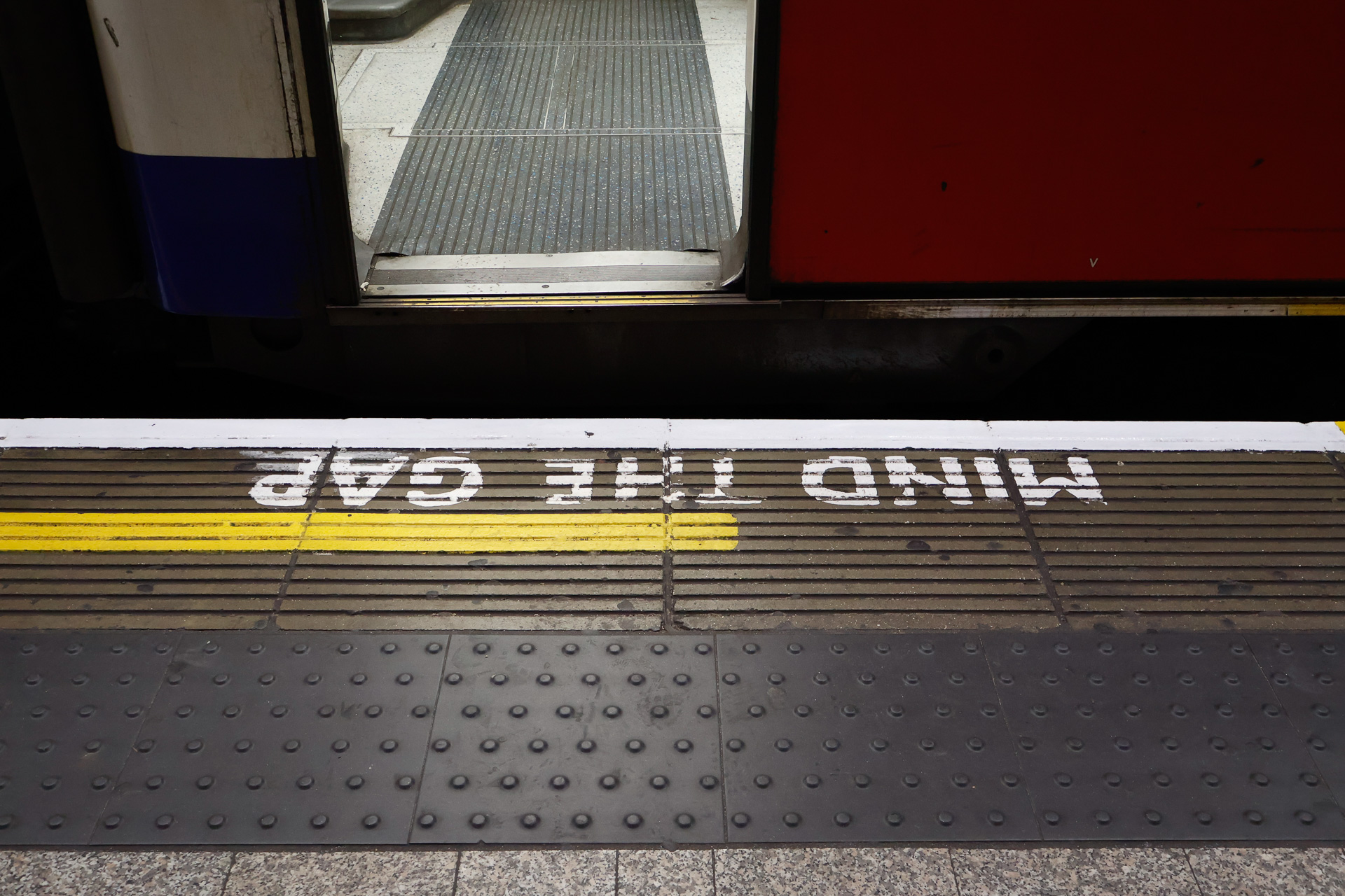 これが本場の「MIND THE GAP」。ロンドン地下鉄ノーザン線のユーストン駅で