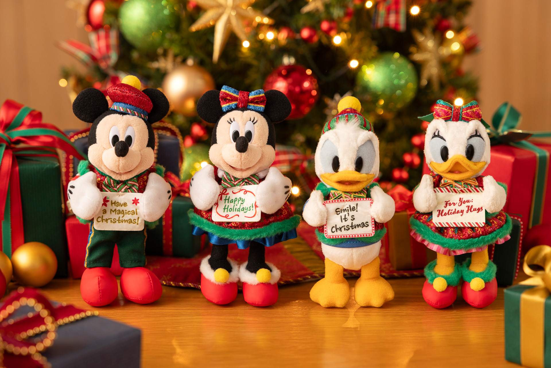 クリスマスカラーの衣装に身を包んだミッキーマウスたちのグッズが登場