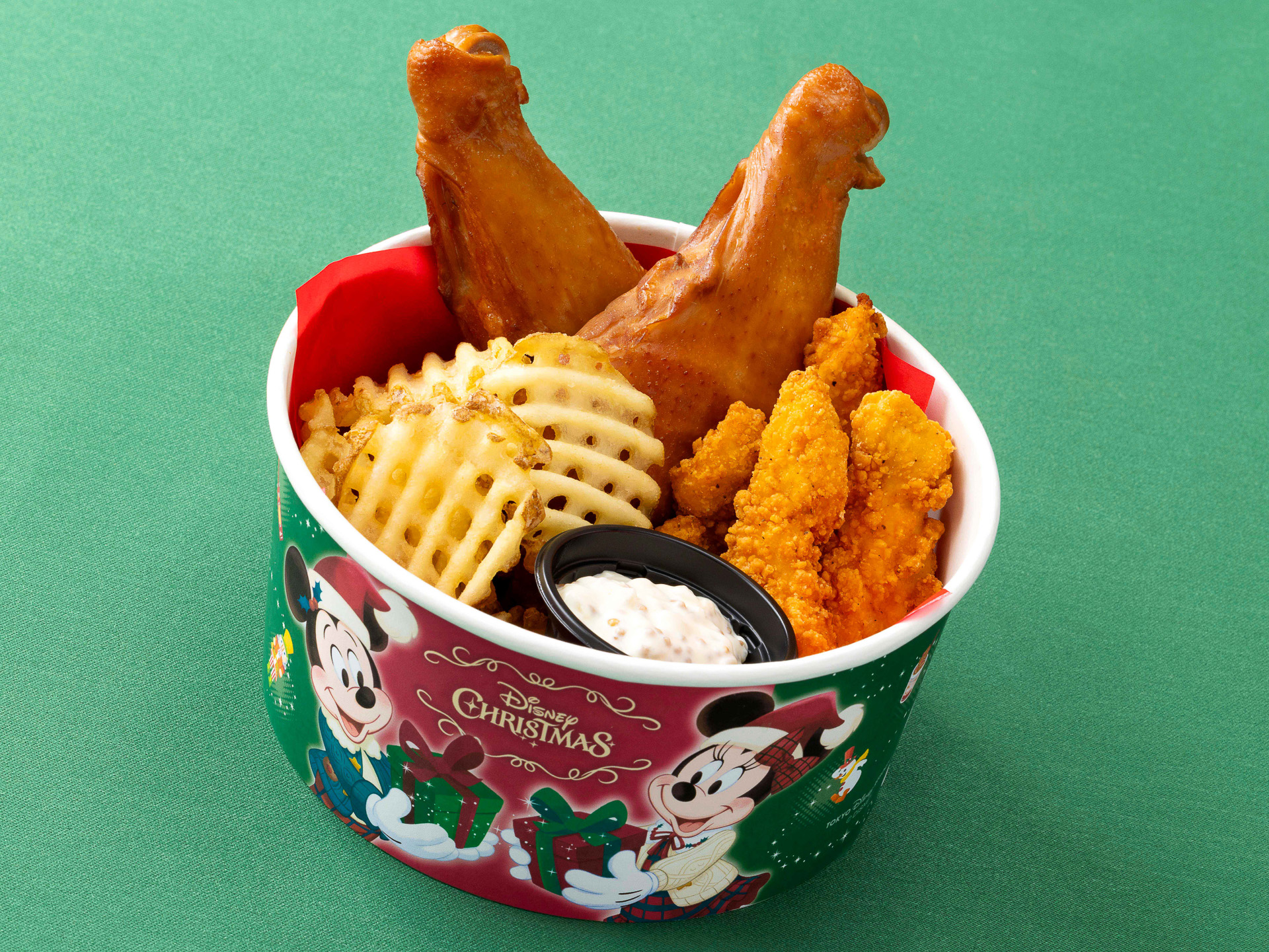ホリデーパーティーバケット スモークチキンレッグ、チキンテンダー、フライドポテト、スモークタルタルソース（2800円）