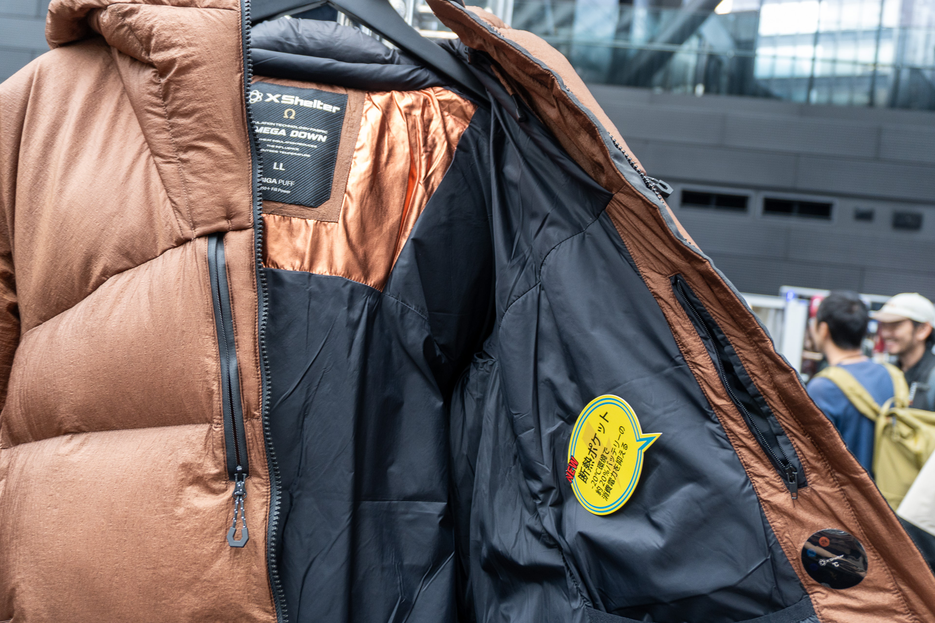 XShelter 断熱Ω PREMIUM GIGA PUFF ハイトロンダウン（1万5000円）。ブラックは全店舗、シルバーはPlus・Plus II・Pro店舗限定、ブラウンはcolors・女子店・Plus II店舗限定