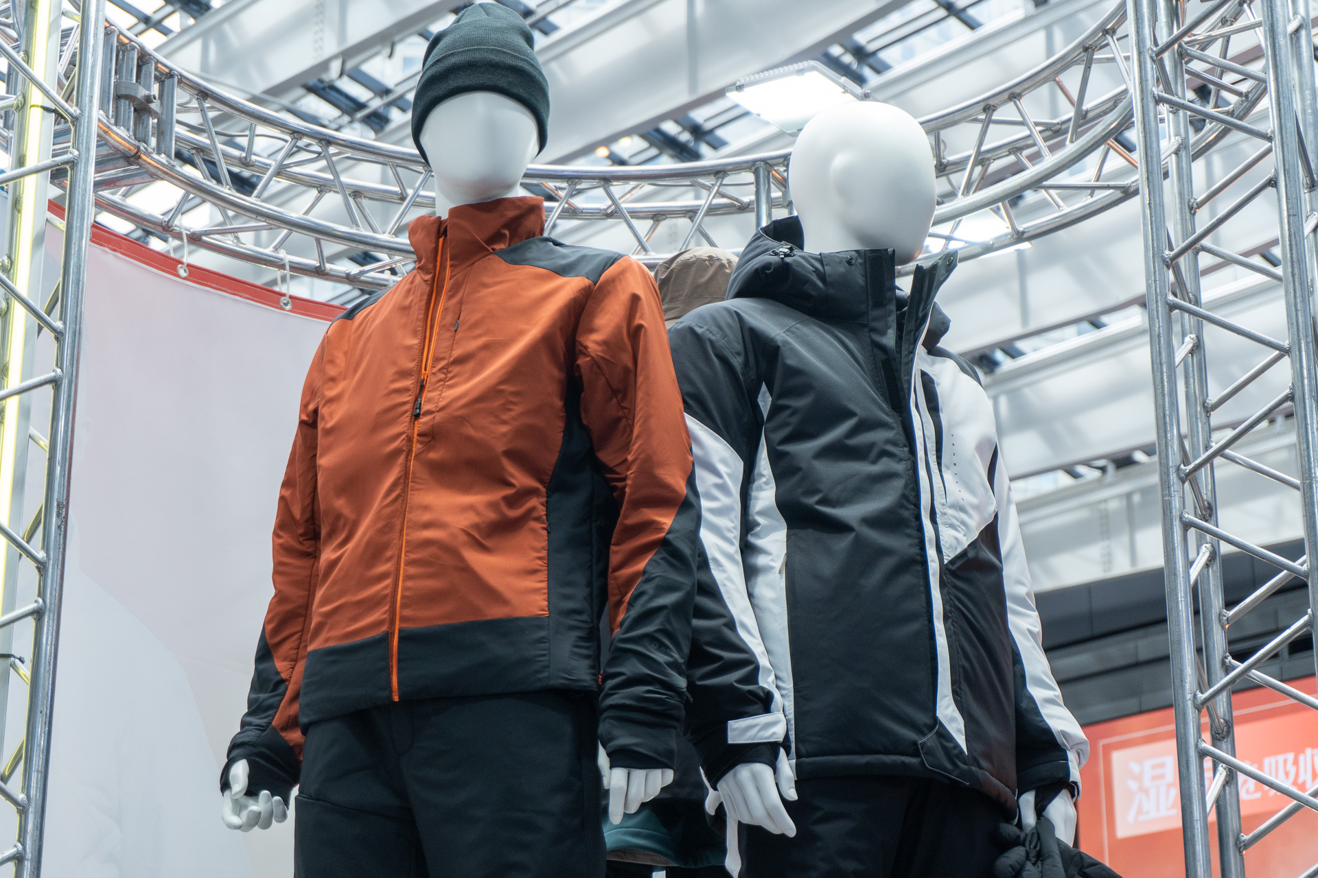 XShelter 断熱Ω PREMIUM 2WAY ミドルジャケット（4990円）はインナーにもアウターにもなる仕様で、レンガブラックの色が映える。全店舗で展開