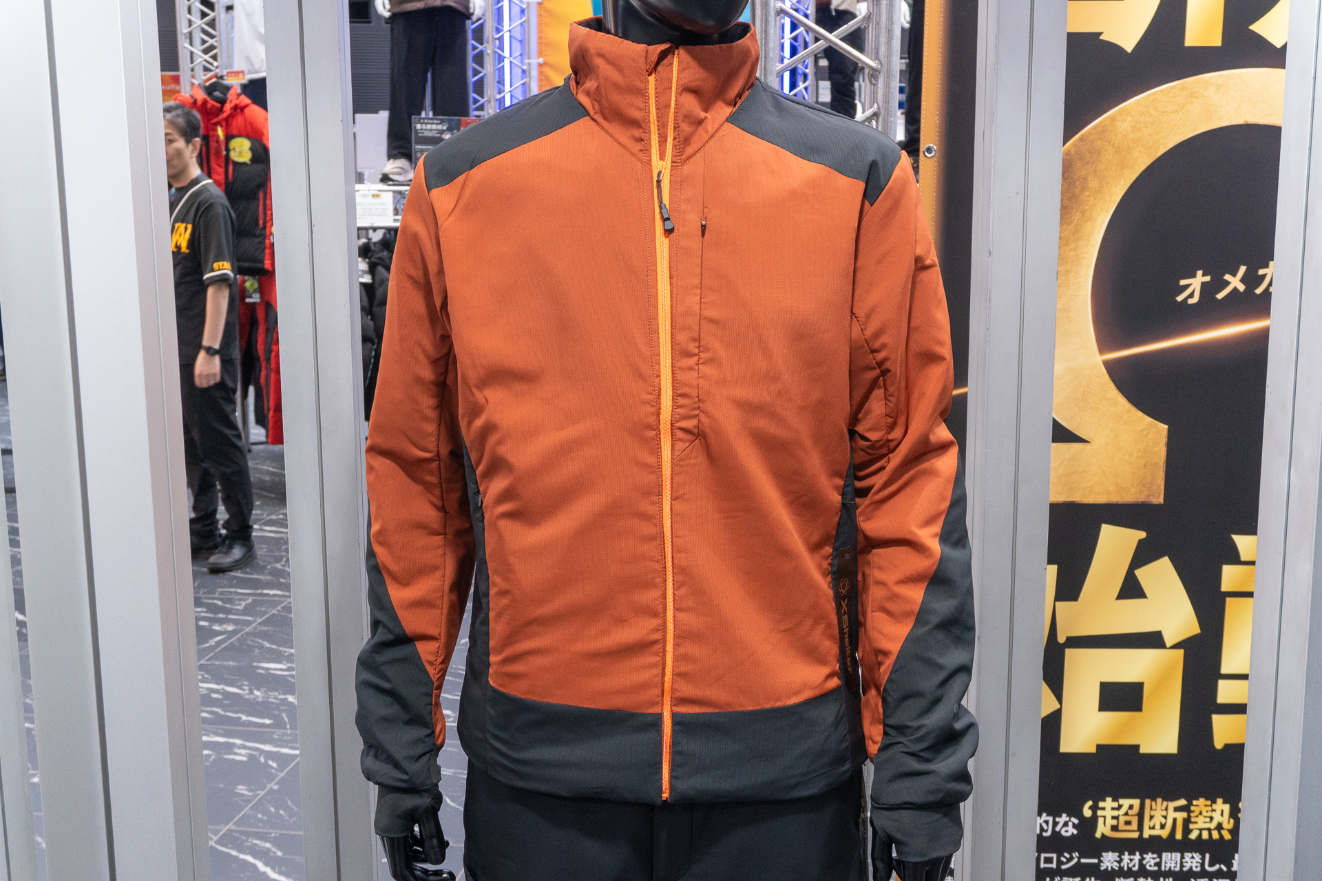 XShelter 断熱Ω PREMIUM 2WAY ミドルジャケット（4990円）はインナーにもアウターにもなる仕様で、レンガブラックの色が映える。全店舗で展開