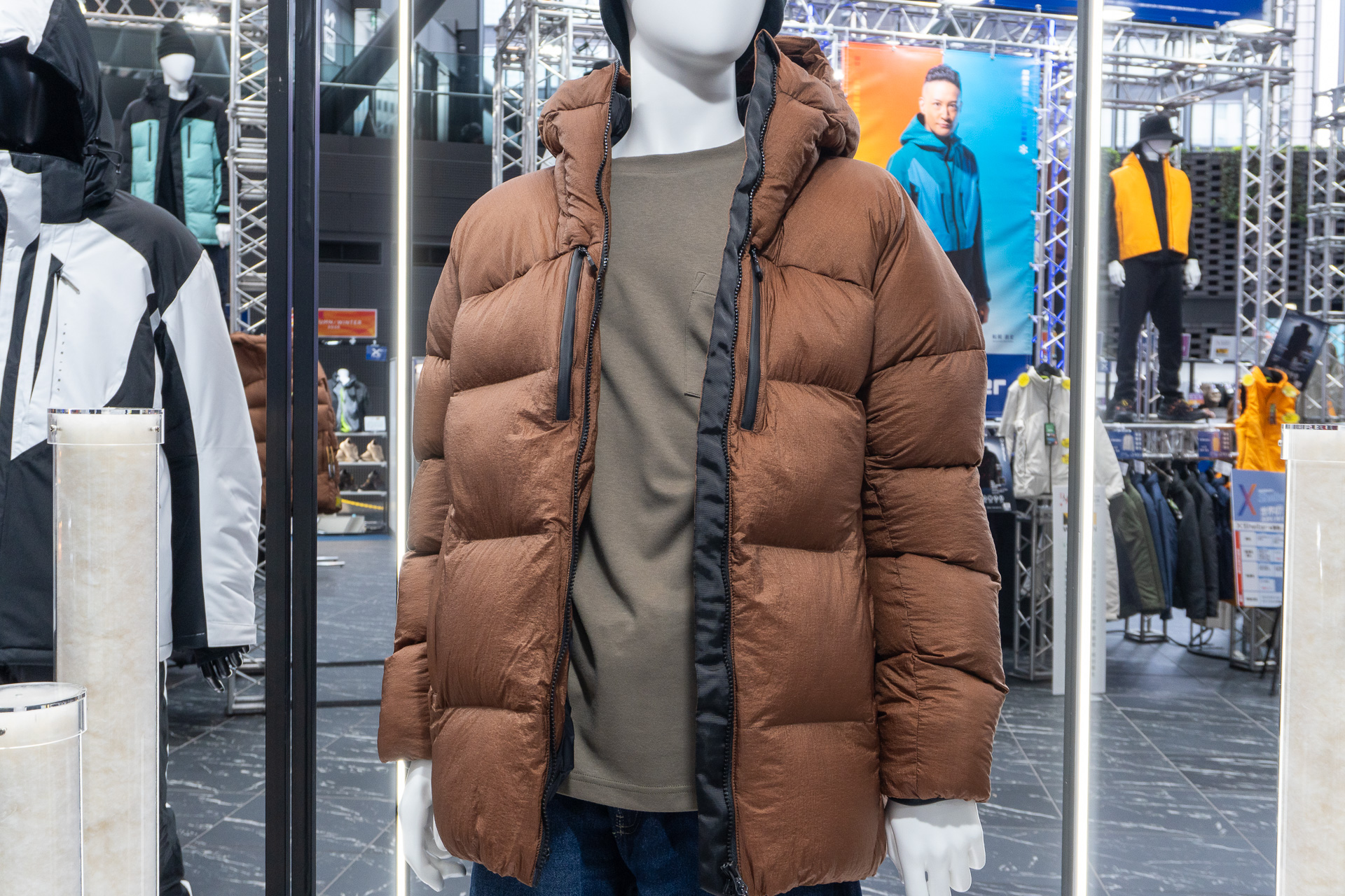 XShelter 断熱Ω PREMIUM GIGA PUFF ハイトロンダウン（1万5000円）。ブラックは全店舗、シルバーはPlus・Plus II・Pro店舗限定、ブラウンはcolors・女子店・Plus II店舗限定