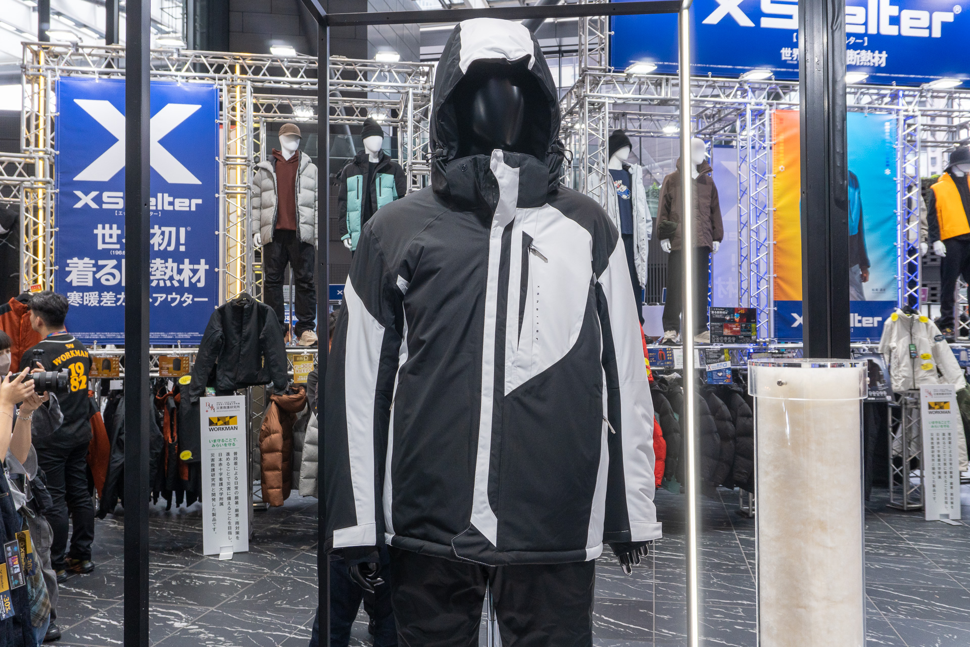 XShelter 断熱Ω PREMIUM 防水防寒スーツ 上下セット（1万5000円）。Plus・Plus II・Pro店舗限定