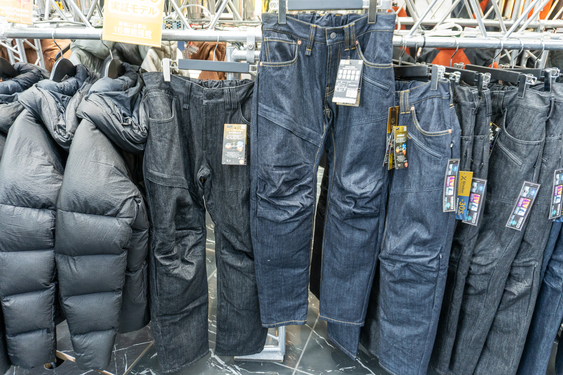 XShelter 断熱Ω PREMIUM デニムライドパンツ（7800円）は、冬のバイクツーリング向けに開発。XShelter初のデニムパンツで、Plus・Plus II・Pro店舗限定
