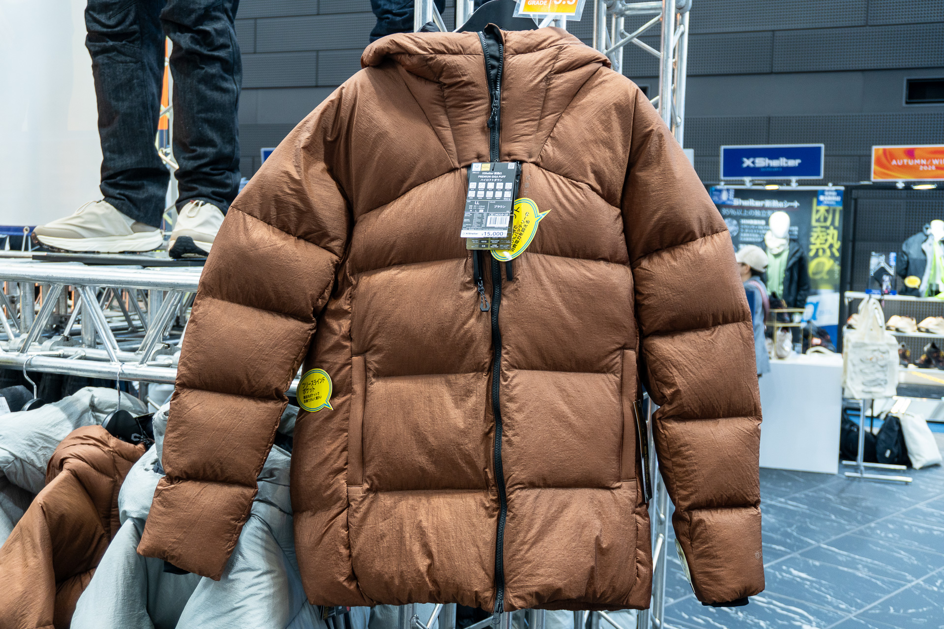 XShelter 断熱Ω PREMIUM GIGA PUFF ハイトロンダウン（1万5000円）。ブラックは全店舗、シルバーはPlus・Plus II・Pro店舗限定、ブラウンはcolors・女子店・Plus II店舗限定
