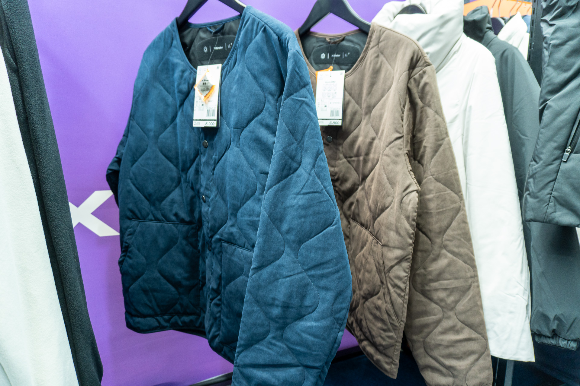 XShelter 断熱β ノーカラージャケット（3900円）。colors・女子店・Plus II店舗限定