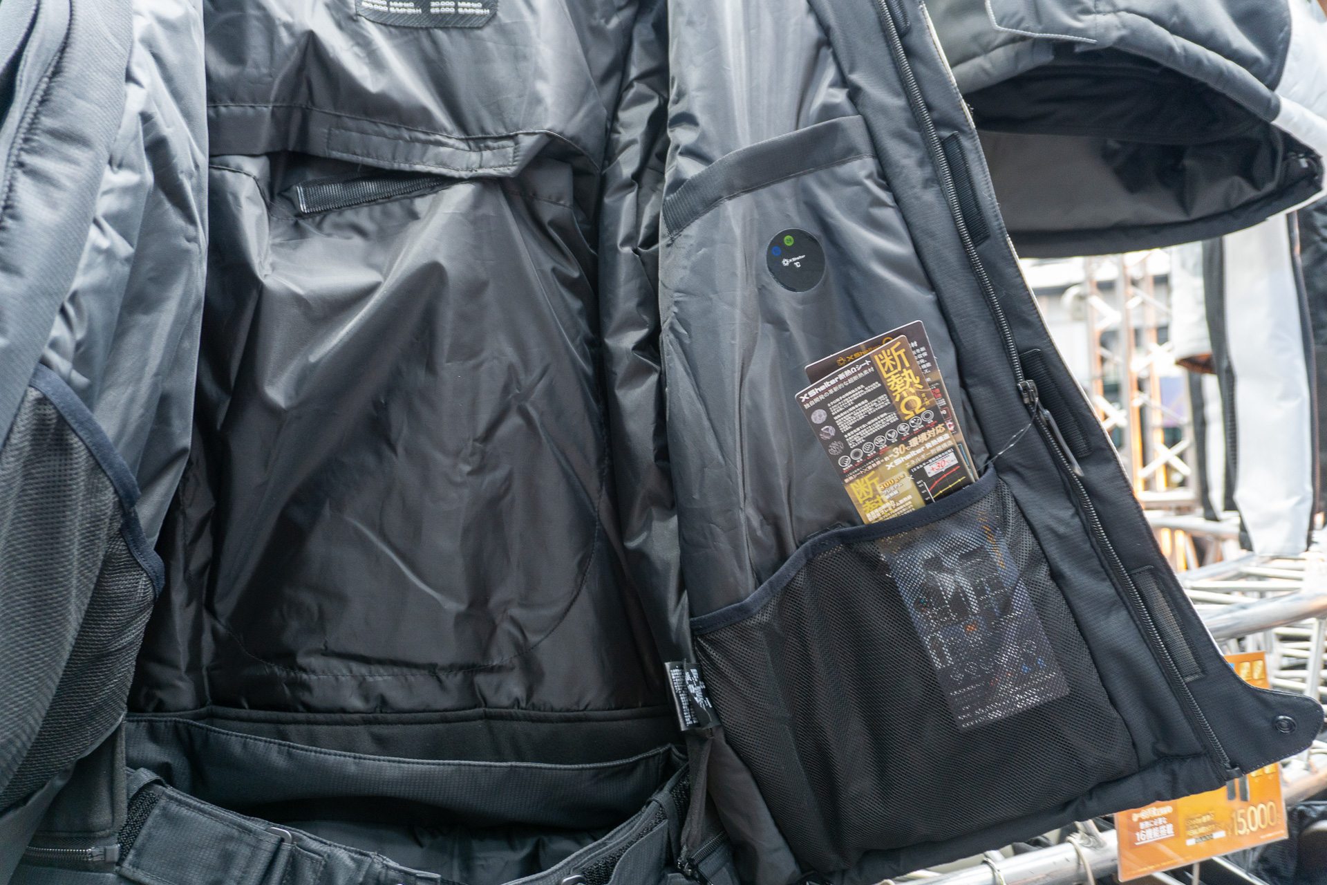 XShelter 断熱Ω PREMIUM 防水防寒スーツ 上下セット（1万5000円）。Plus・Plus II・Pro店舗限定