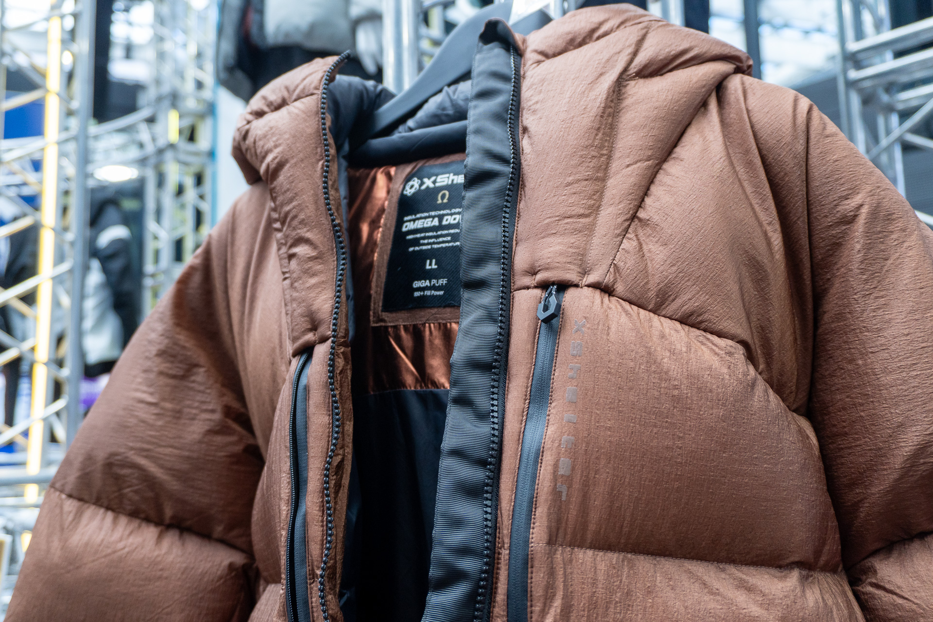XShelter 断熱Ω PREMIUM GIGA PUFF ハイトロンダウン（1万5000円）。ブラックは全店舗、シルバーはPlus・Plus II・Pro店舗限定、ブラウンはcolors・女子店・Plus II店舗限定