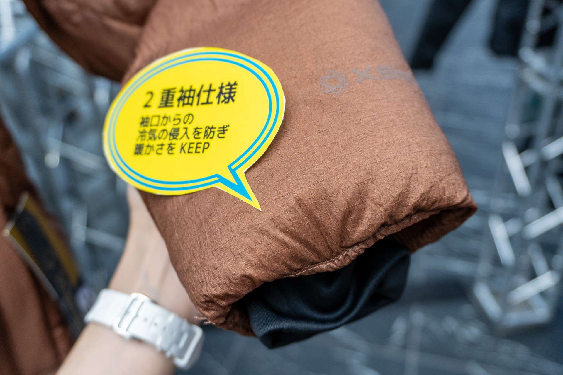 XShelter 断熱Ω PREMIUM GIGA PUFF ハイトロンダウン（1万5000円）。ブラックは全店舗、シルバーはPlus・Plus II・Pro店舗限定、ブラウンはcolors・女子店・Plus II店舗限定