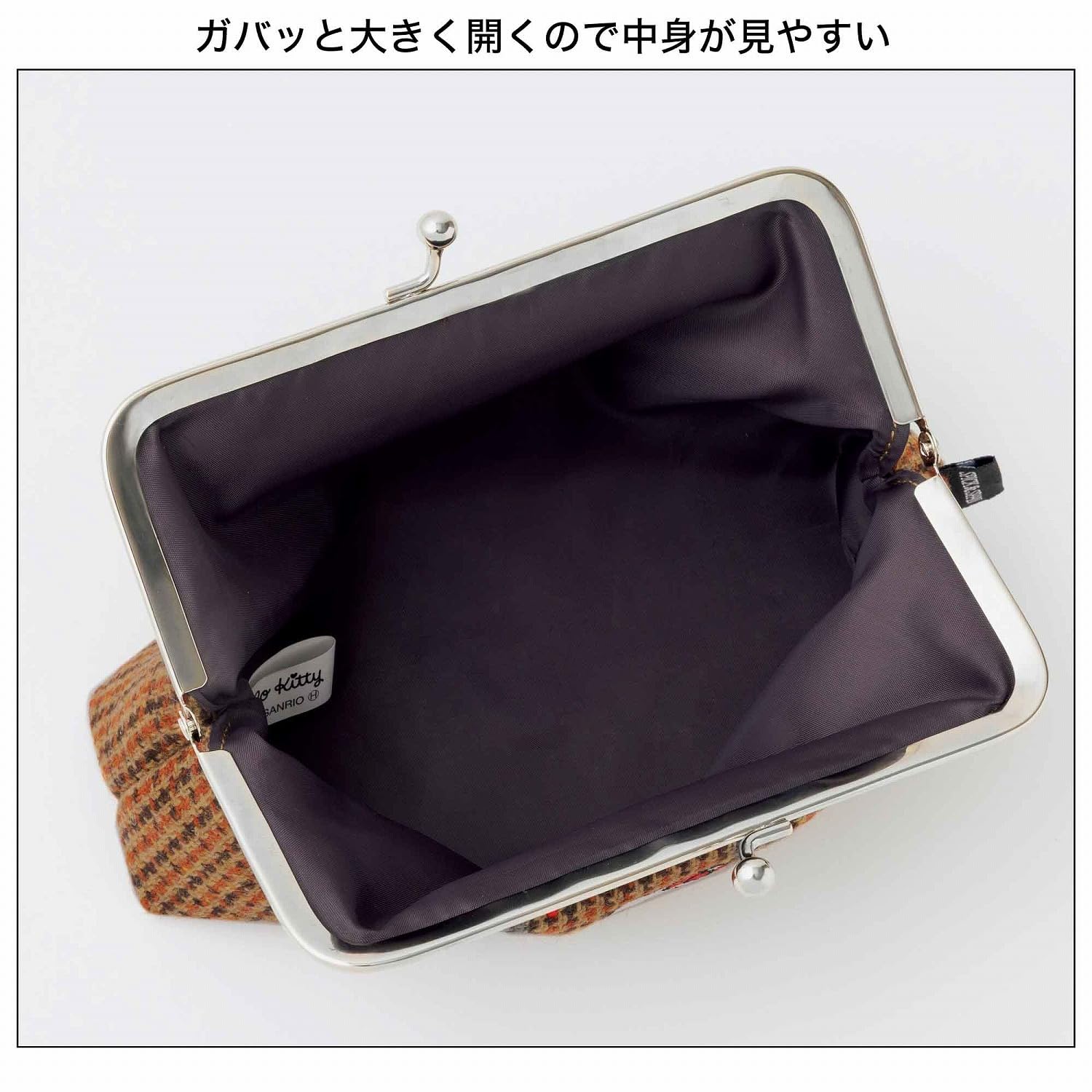 ガバッと開いて使いやすいがま口ポーチ。クラシカルなツイード生地にハローキティの刺繍ワッペンをあしらう