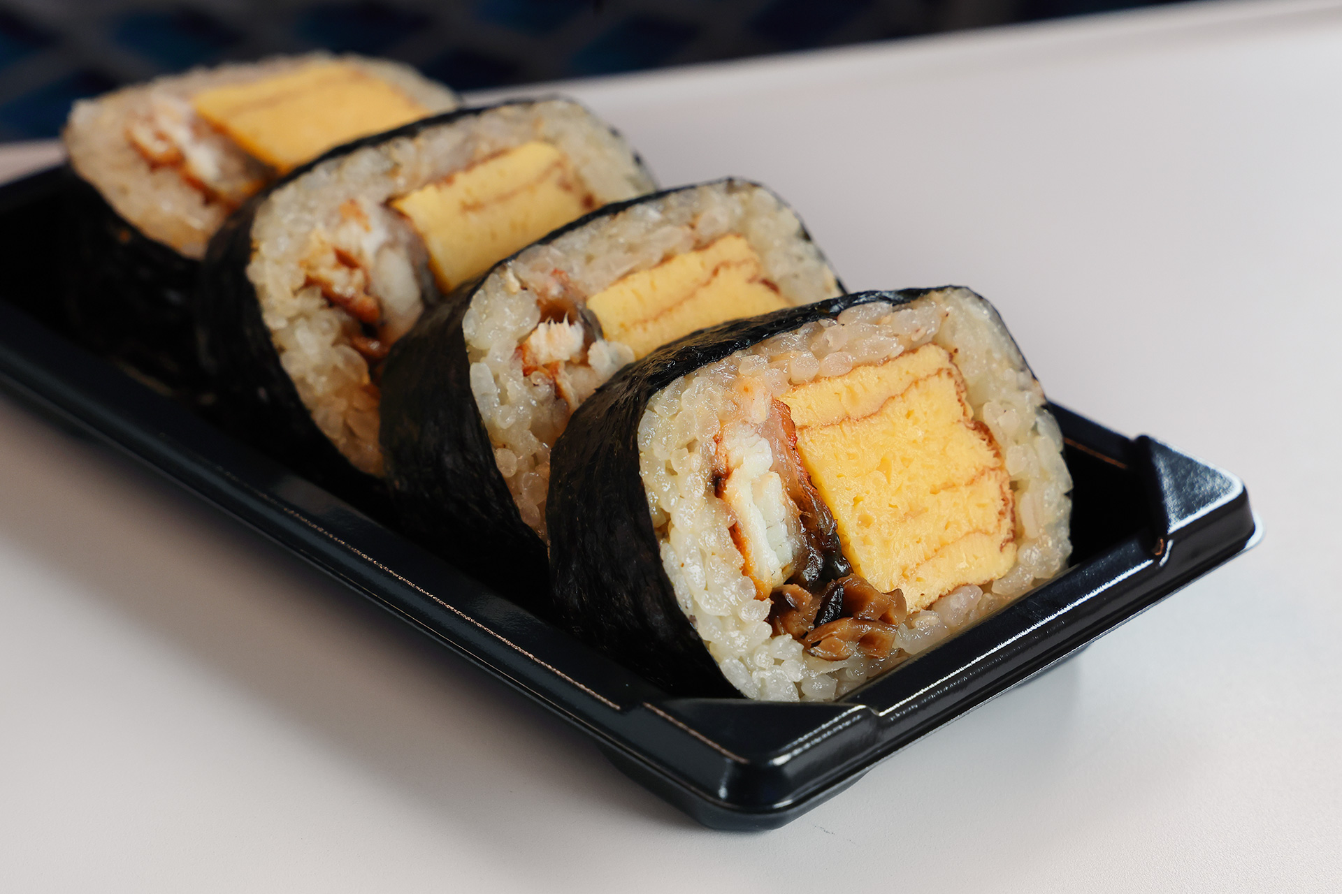 鰻の蒲焼＋厚焼玉子の太巻きが4個。シンプルな駅弁です